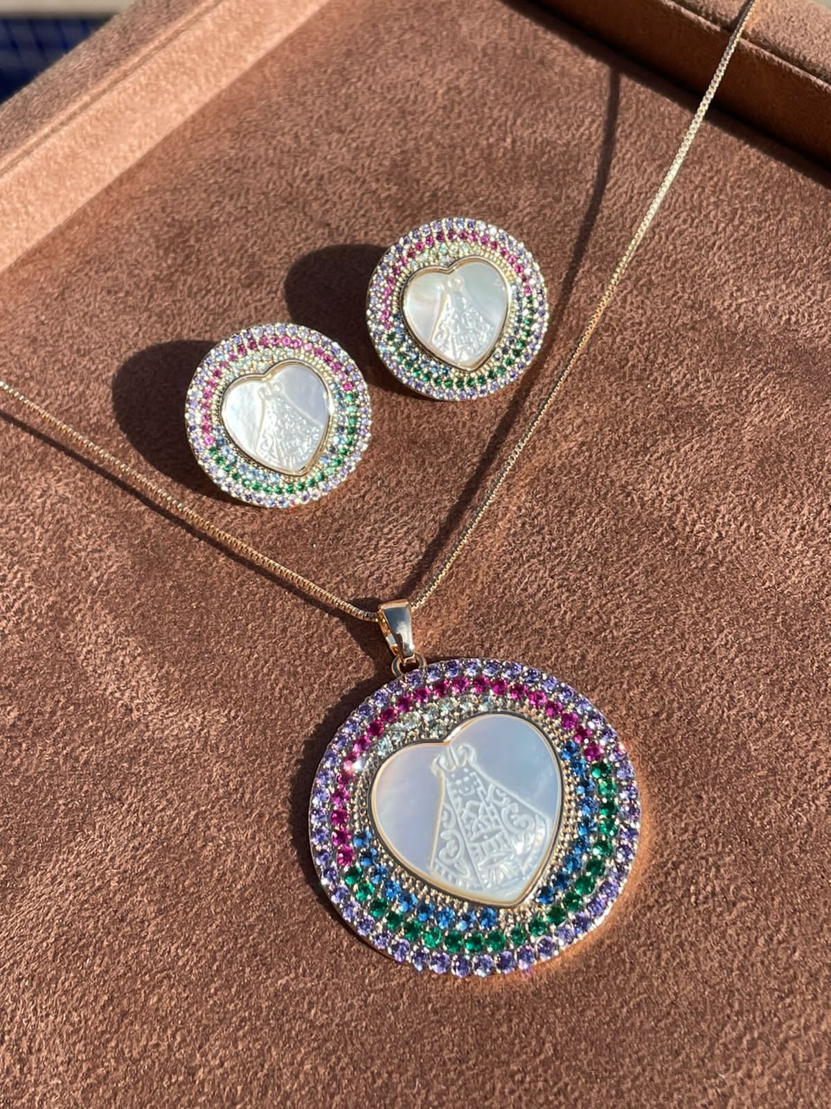 Brinco Nossa Senhora das Graças com Zircônia Colorida em Banho de Ouro