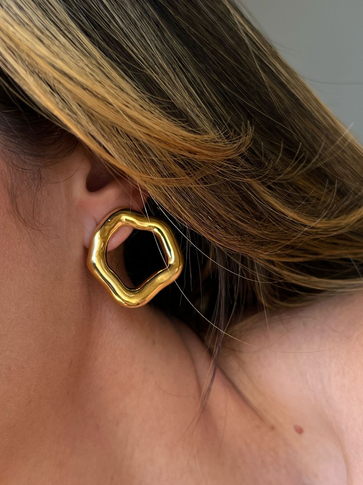 Brinco Orgânico Círculo Ondulado em Banho de Ouro