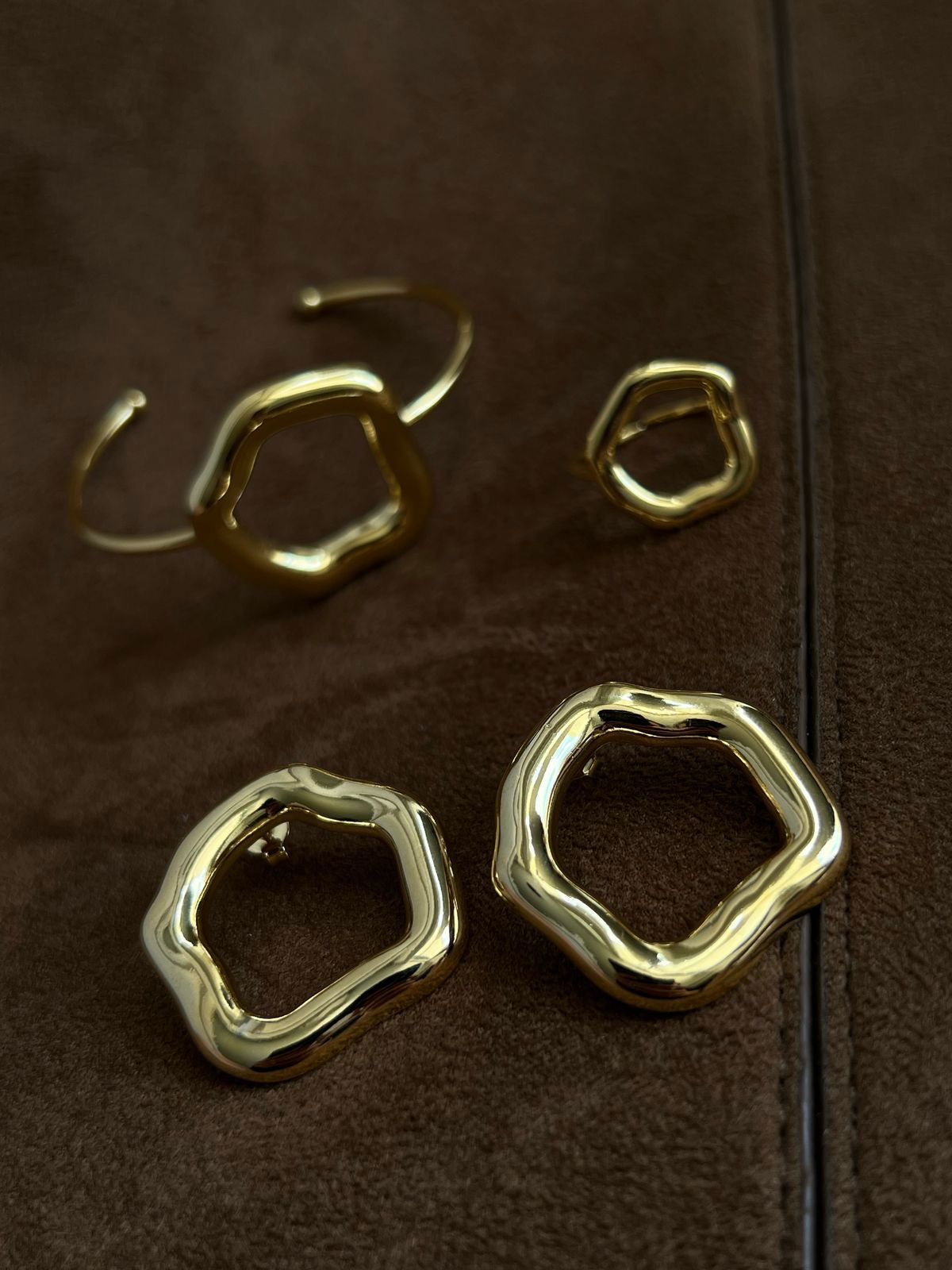 Brinco Orgânico Círculo Ondulado em Banho de Ouro