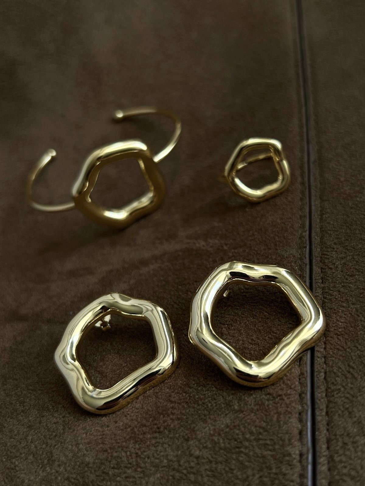 Brinco Orgânico Círculo Ondulado em Banho de Ouro