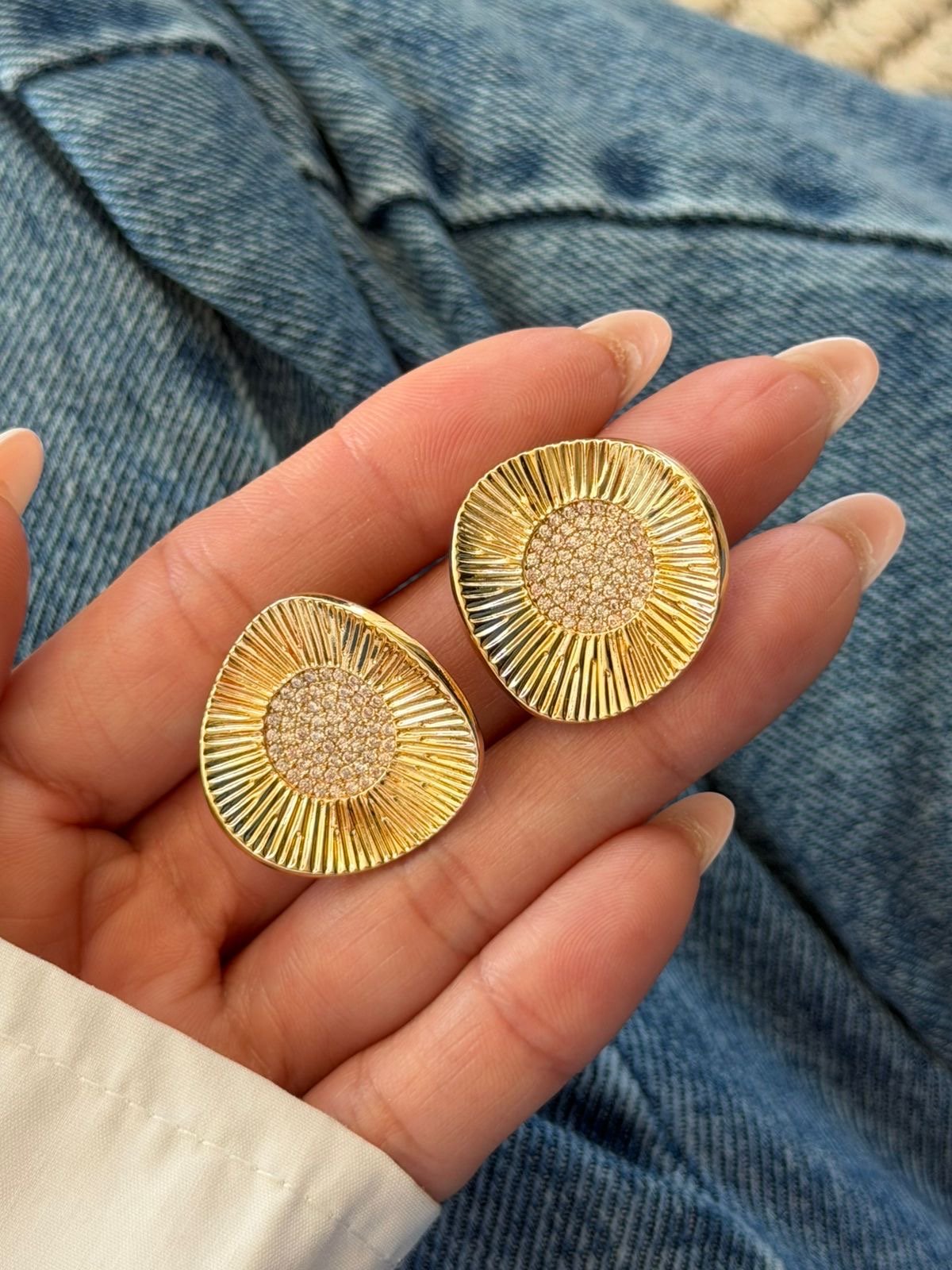 Brinco Orgânico com Zircônia Cristal em Banho de Ouro