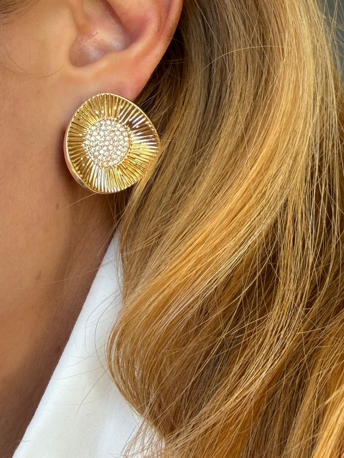 Brinco Orgânico com Zircônia Cristal em Banho de Ouro