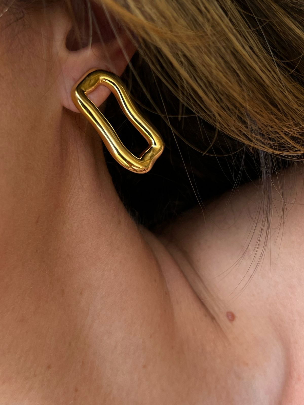 Brinco Orgânico Retângulo Ondulado em Banho de Ouro