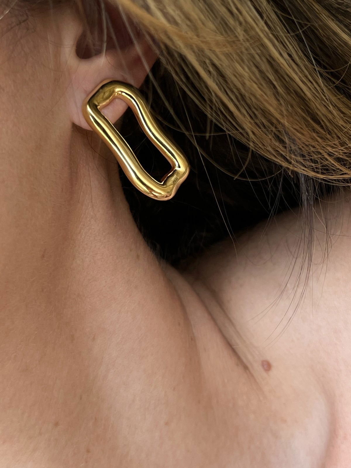 Brinco Orgânico Retângulo Ondulado em Banho de Ouro