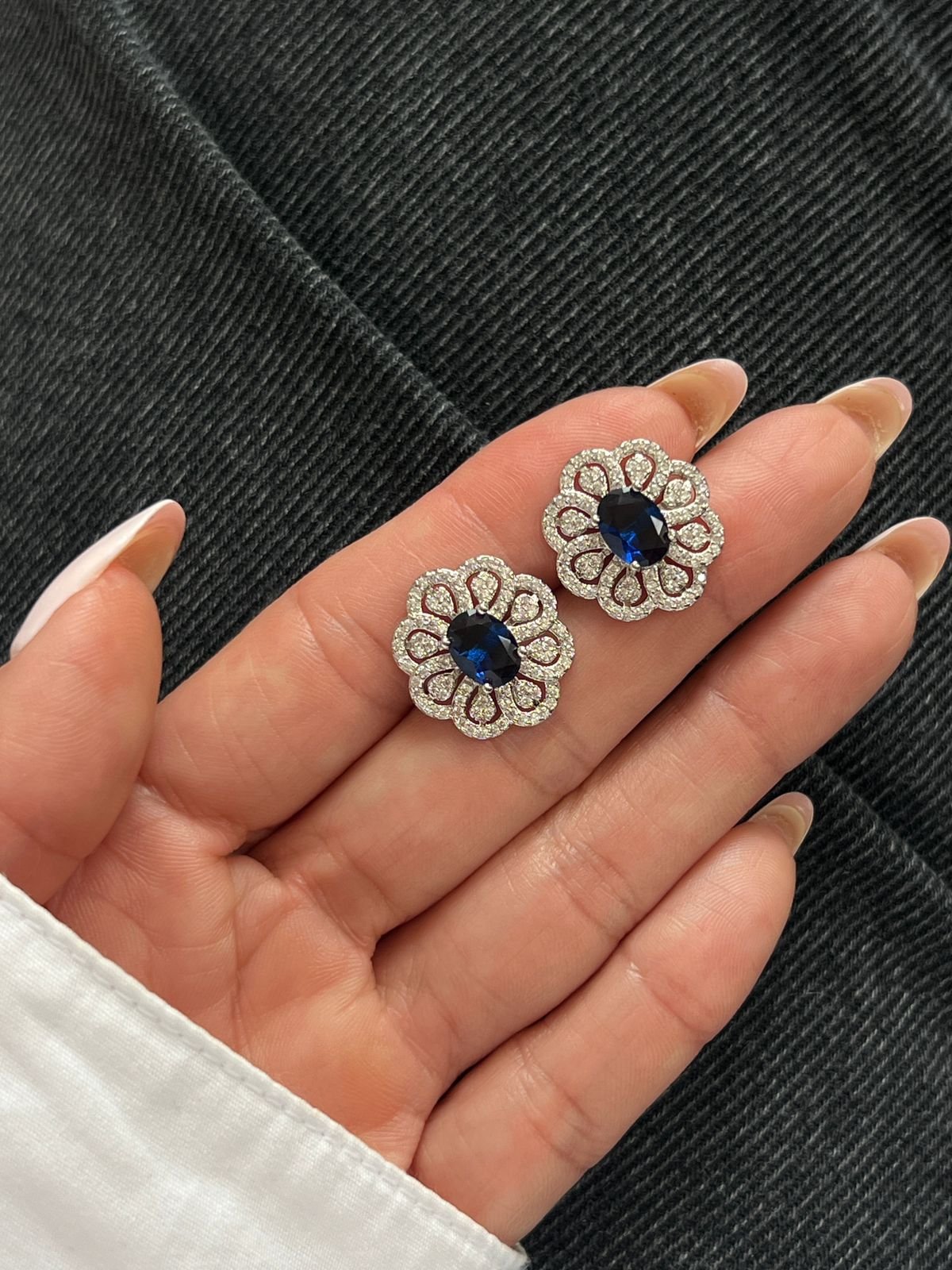 Brinco Oval com Detalhes Zircônia Cristal e Azul Banho de Ródio Branco