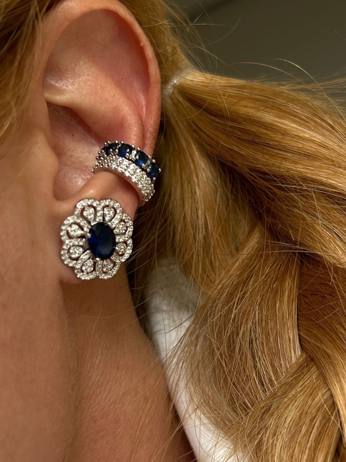 Brinco Oval com Detalhes Zircônia Cristal e Azul Banho de Ródio Branco