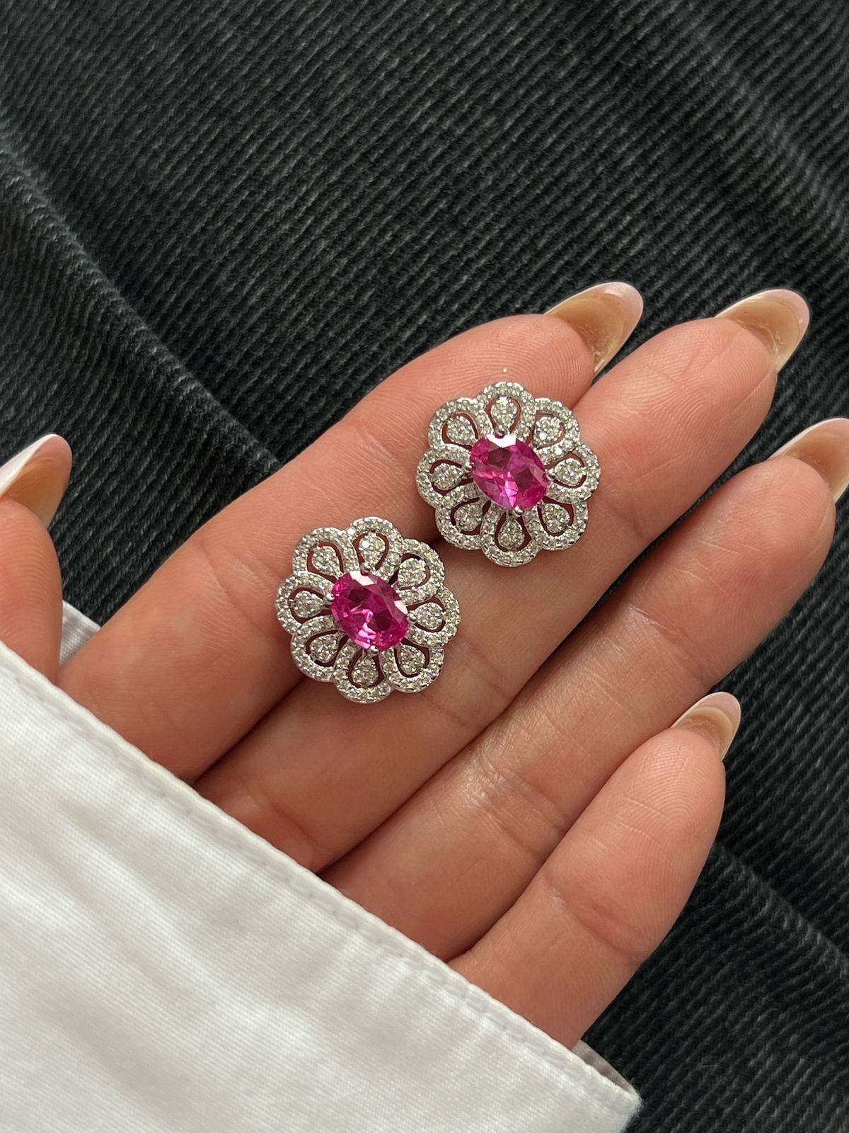 Brinco Oval com Detalhes Zircônia Cristal e Pink Banho de Ródio Branco