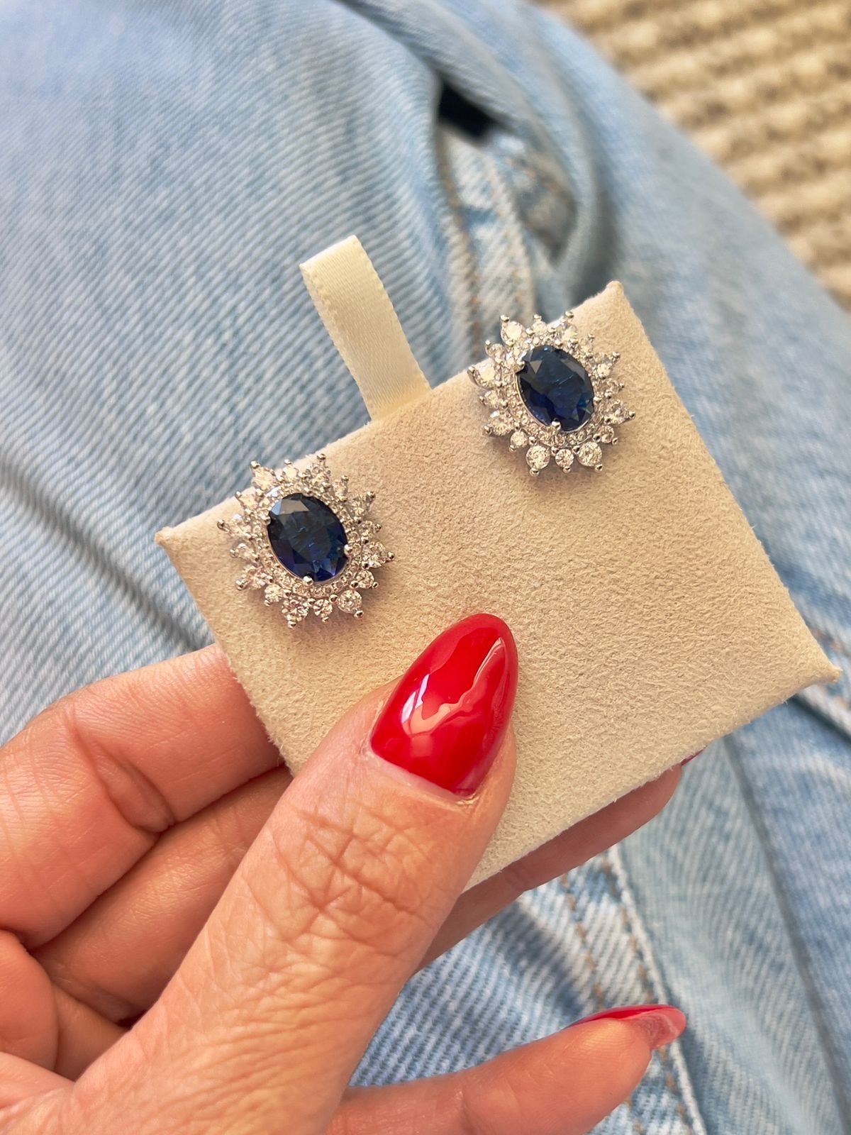 Brinco Oval com Zircônia Cristal e Azul em Banho de Ródio Branco