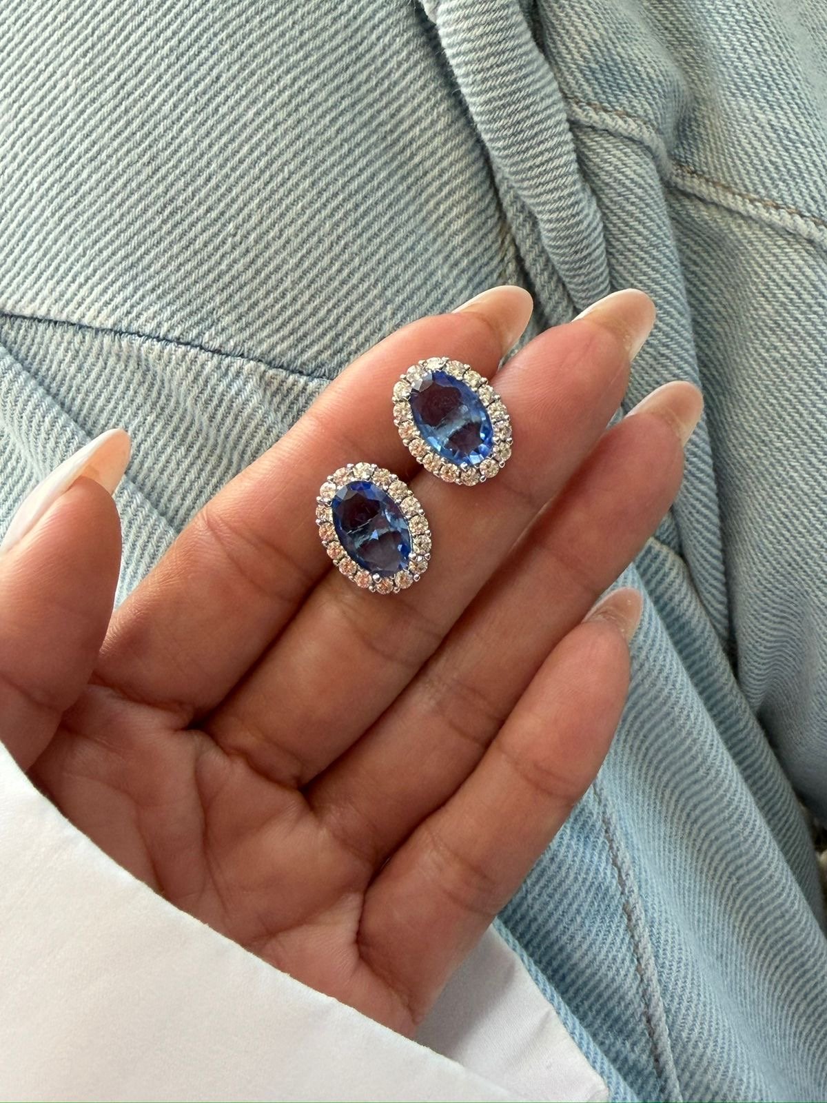 Brinco Oval com Zircônia Cristal e Azul em Banho de Ródio Branco