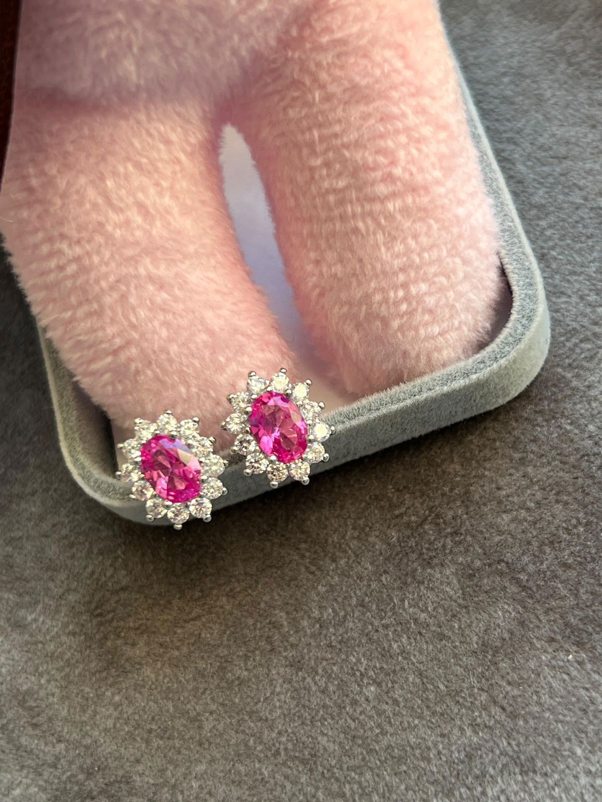 Brinco Oval com Zircônia Cristal e Rosa Pink em Banho de Ródio Branco