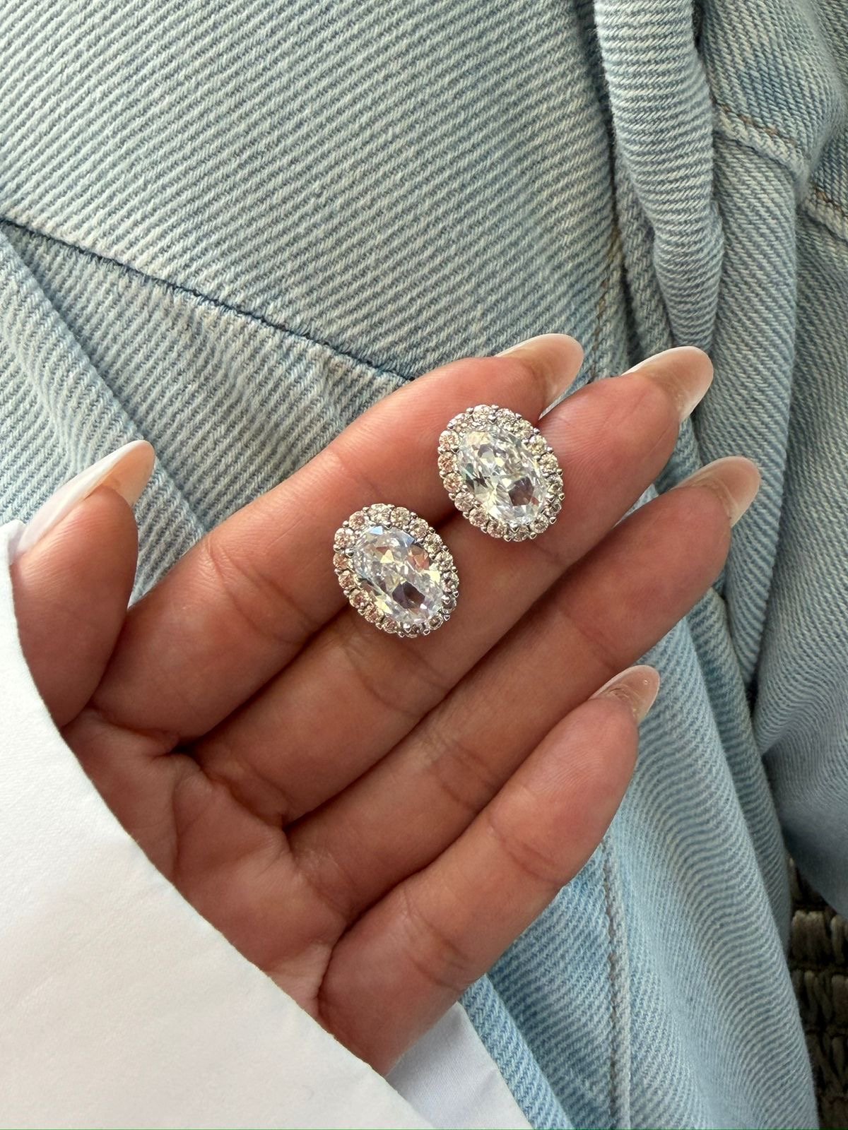 Brinco Oval com Zircônia Cristal em Banho de Ródio Branco