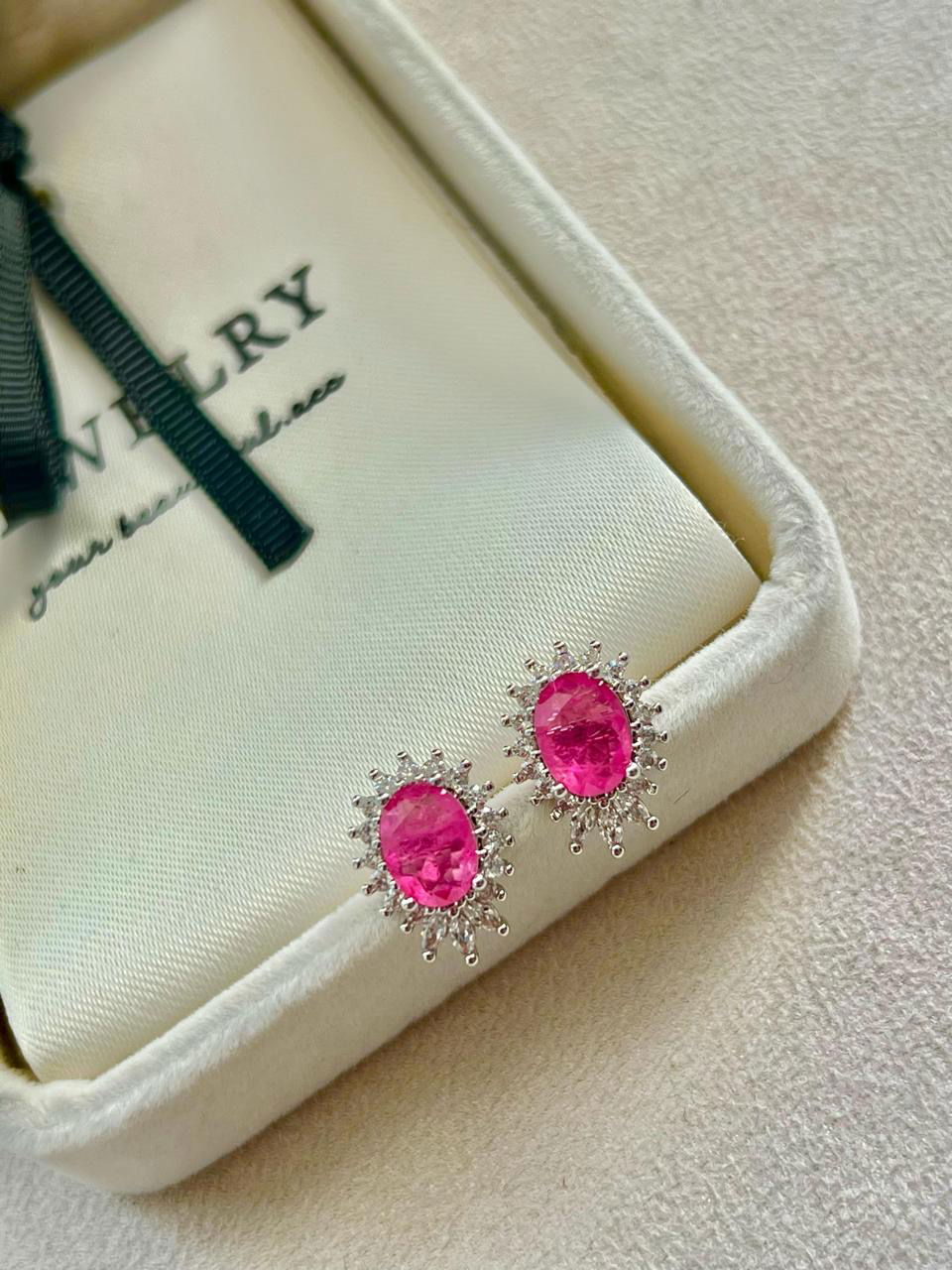 Brinco Oval com Zircônia Fusion Turmalina Pink e Zircônia Cristal em Banho de Ródio Branco