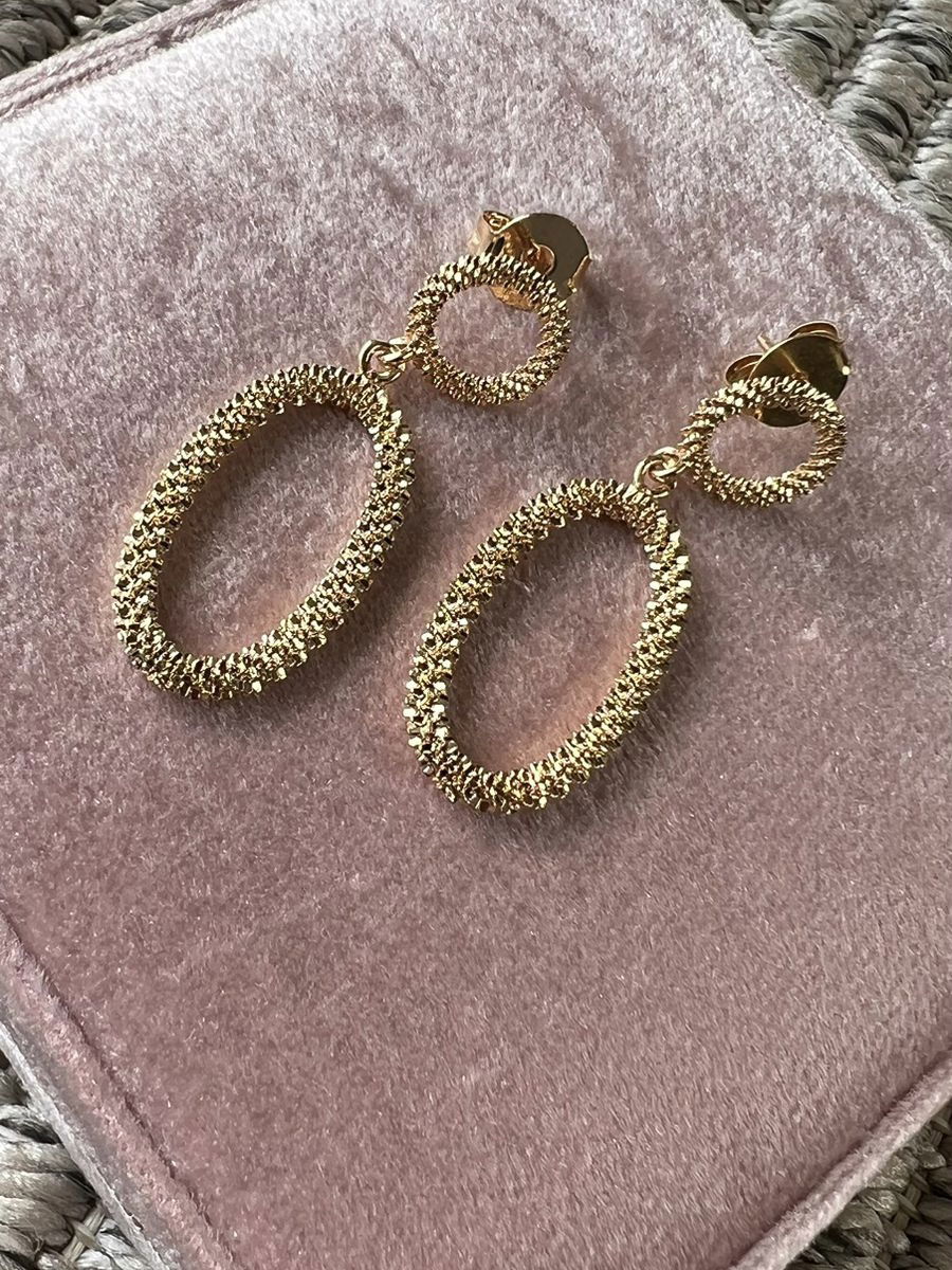 Brinco Oval Detalhado em Banho de Ouro