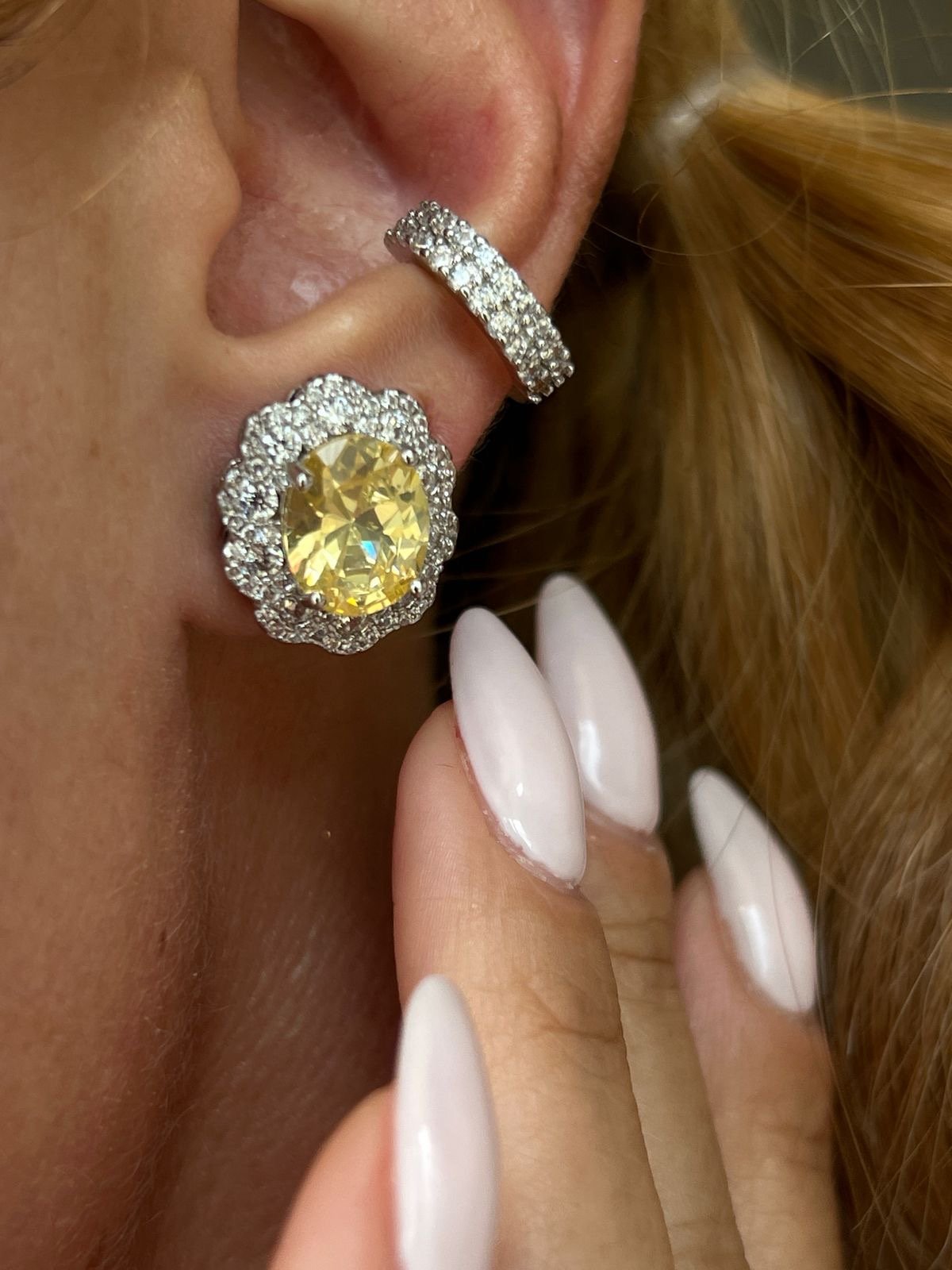 Brinco Oval Zircônia Cristal e Citrino Banho de Ródio Branco