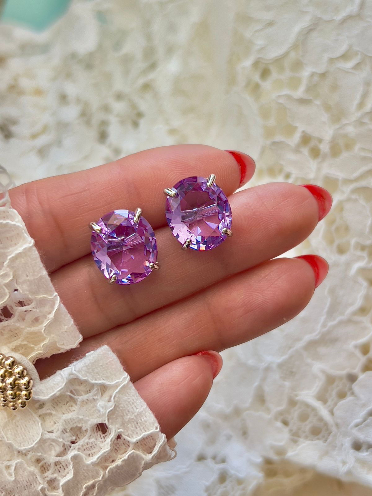 Brinco Oval Zircônia Kunzita Lílas em Banho de Ródio Branco