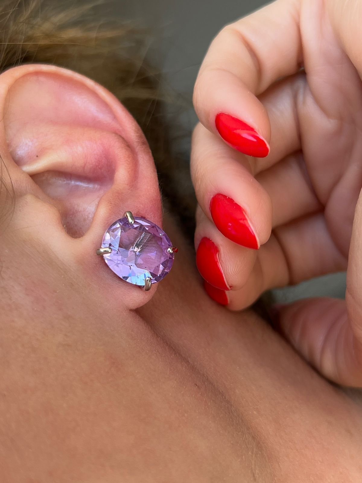 Brinco Oval Zircônia Kunzita Lílas em Banho de Ródio Branco