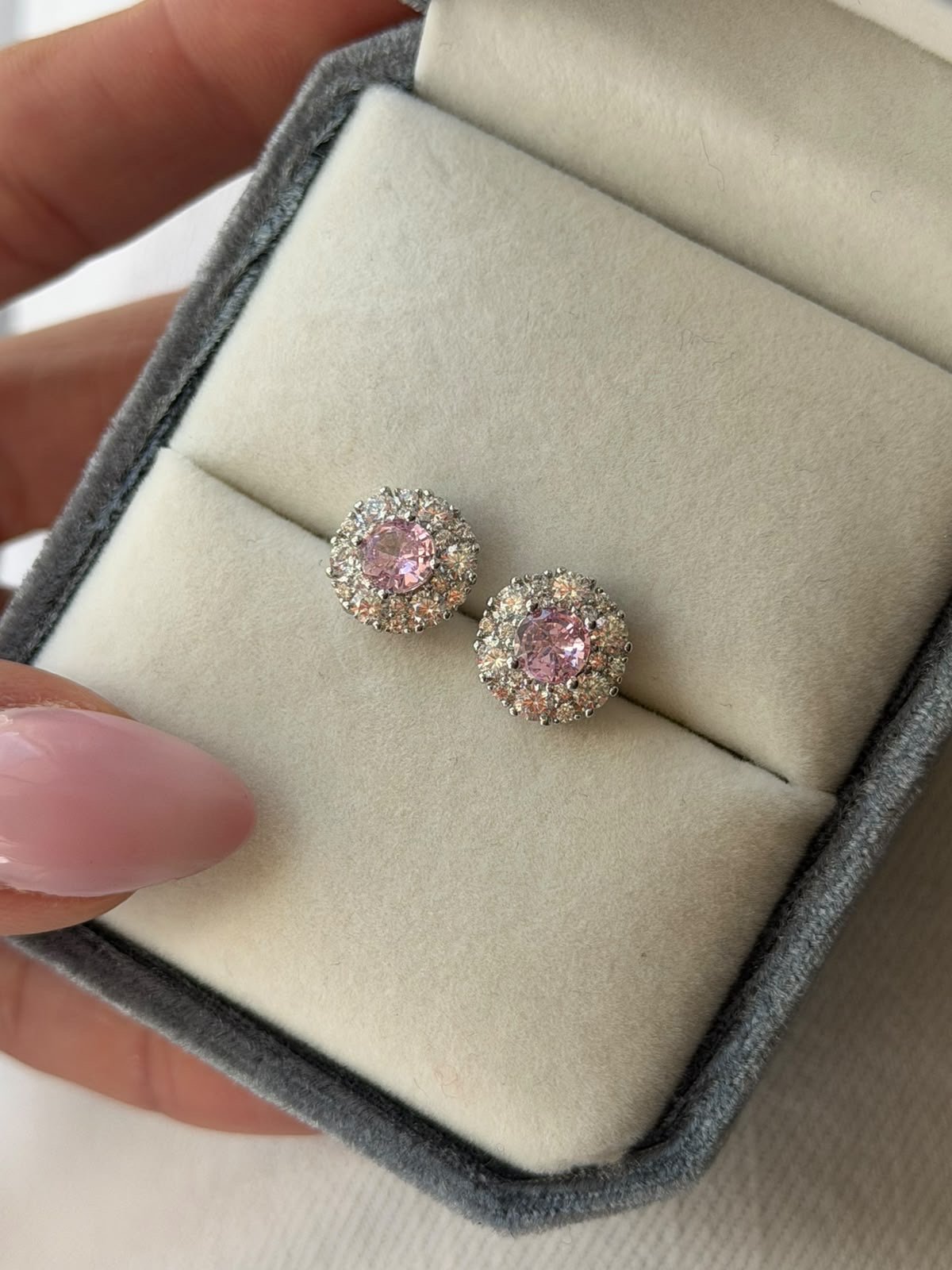 Brinco Pavê com Zircônia Cristal e Rosa Claro em Banho de Ródio Branco