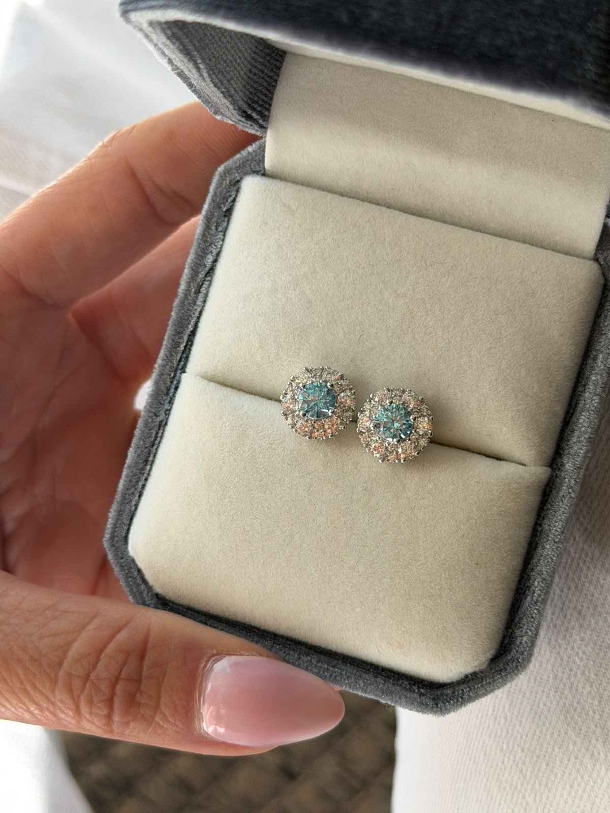 Brinco Pavê com Zircônia Cristal e Sky Blue em Banho de Ródio Branco
