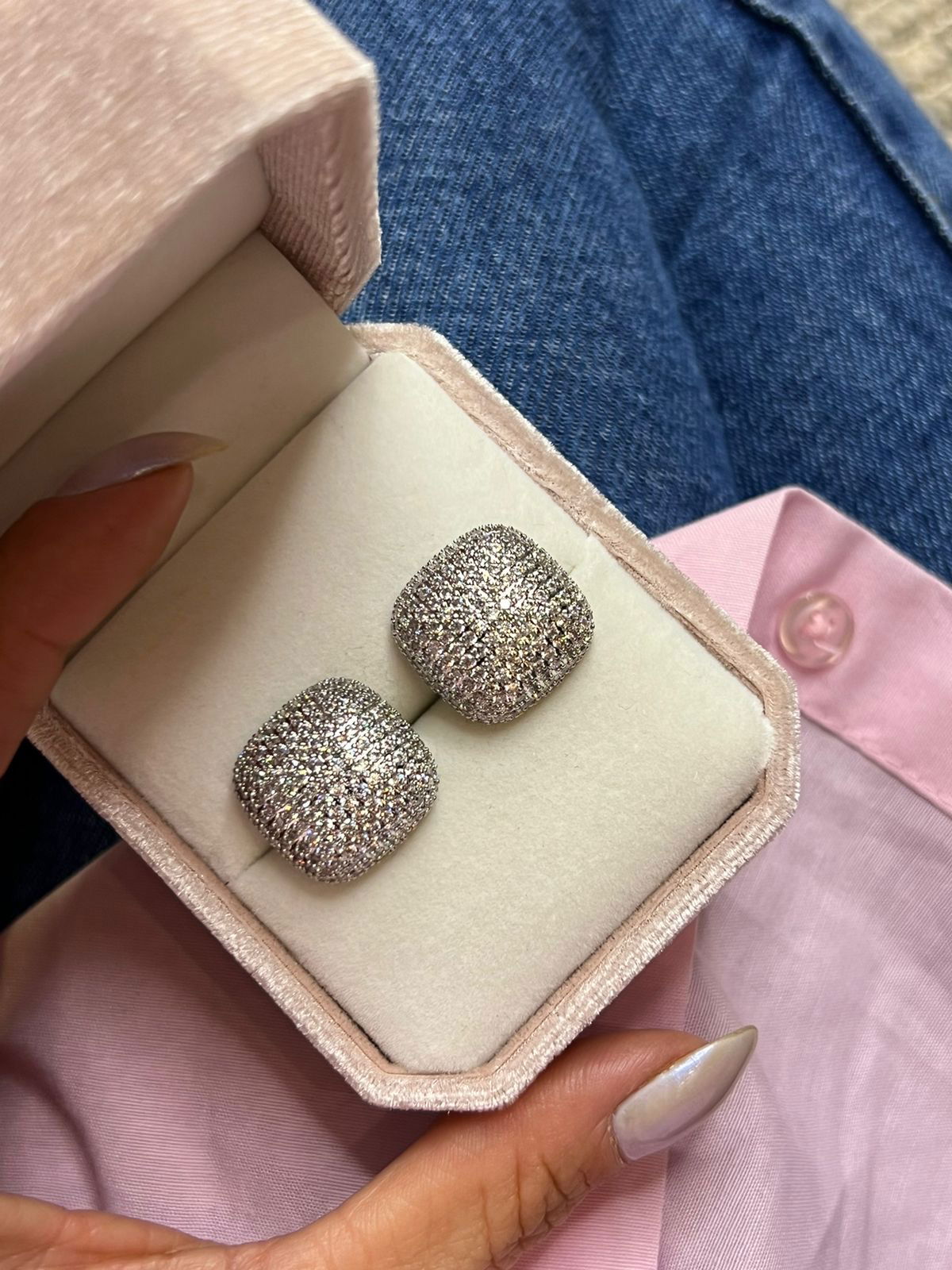 Brinco Pavê Quadrado com Zircônia Cristal em Banho de Ródio Branco