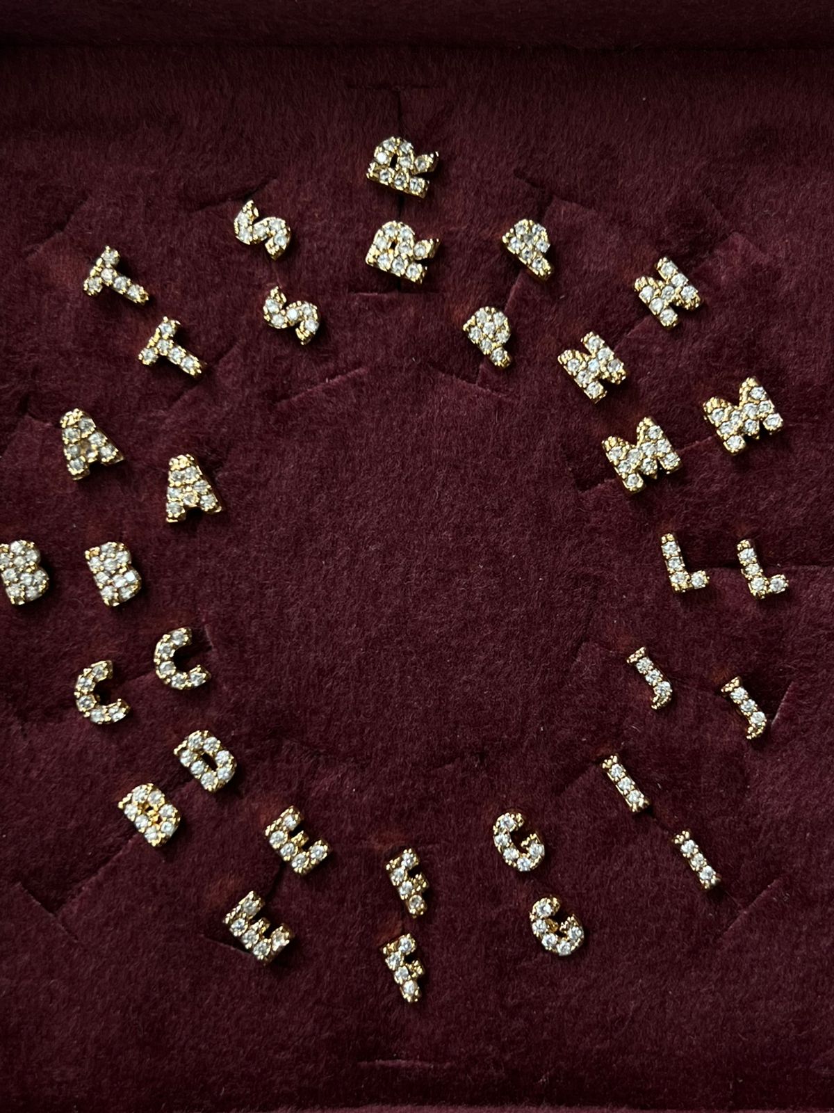 Brinco Mini de Letra com Zircônia Cristal (Vai o par ex: AA) em Banho de Ouro