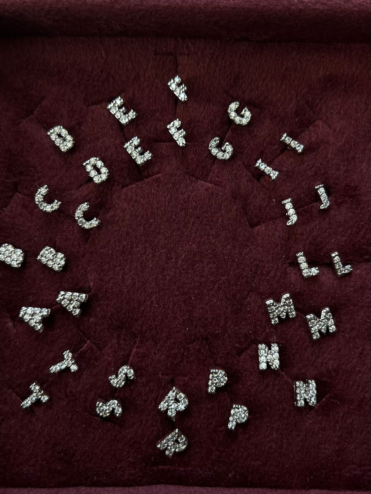 Brinco Mini Letra com Zircônia Cristal ( Vai o par ex: AA) em Banho de Ródio Branco