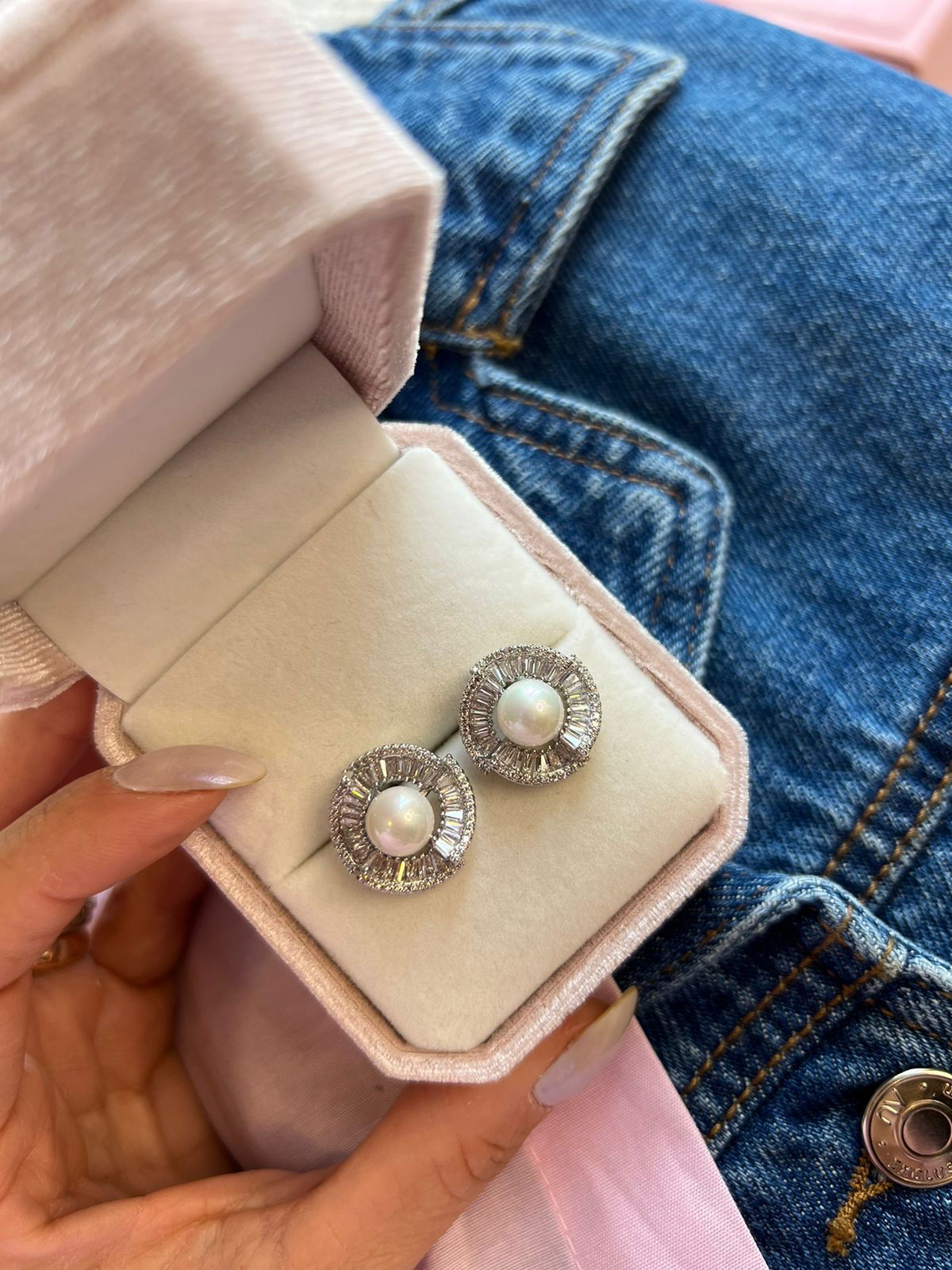 Brinco Pérola Shell com Zircônia Cristal em Banho de Ródio Branco