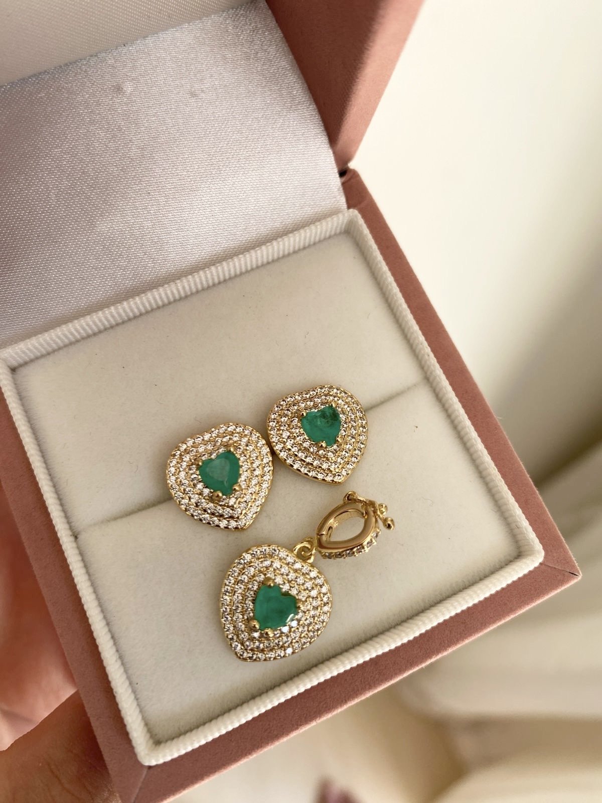 Brinco + Pingente com Zircônia Cristal e Fusion Esmeralda Colombiana em Banho de Ouro