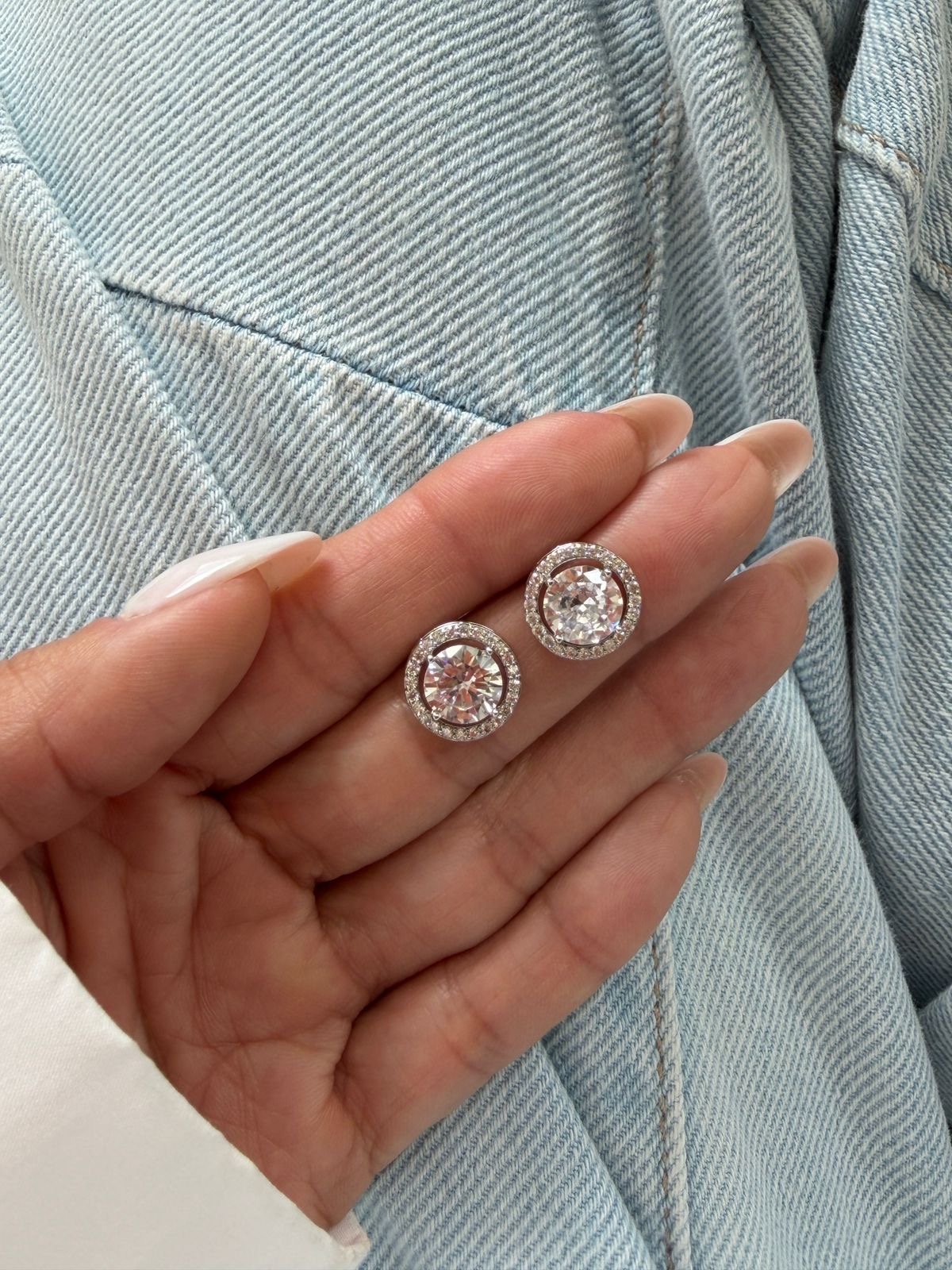 Brinco Ponto de Luz 8mm com Zircônia em Volta em Banho de Ródio Branco