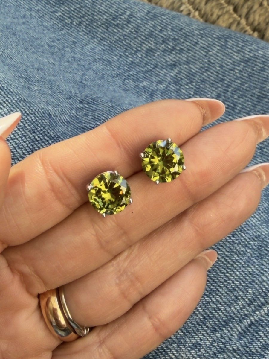 Brinco Ponto de Luz Peridoto 10mm em Banho de Ródio Branco