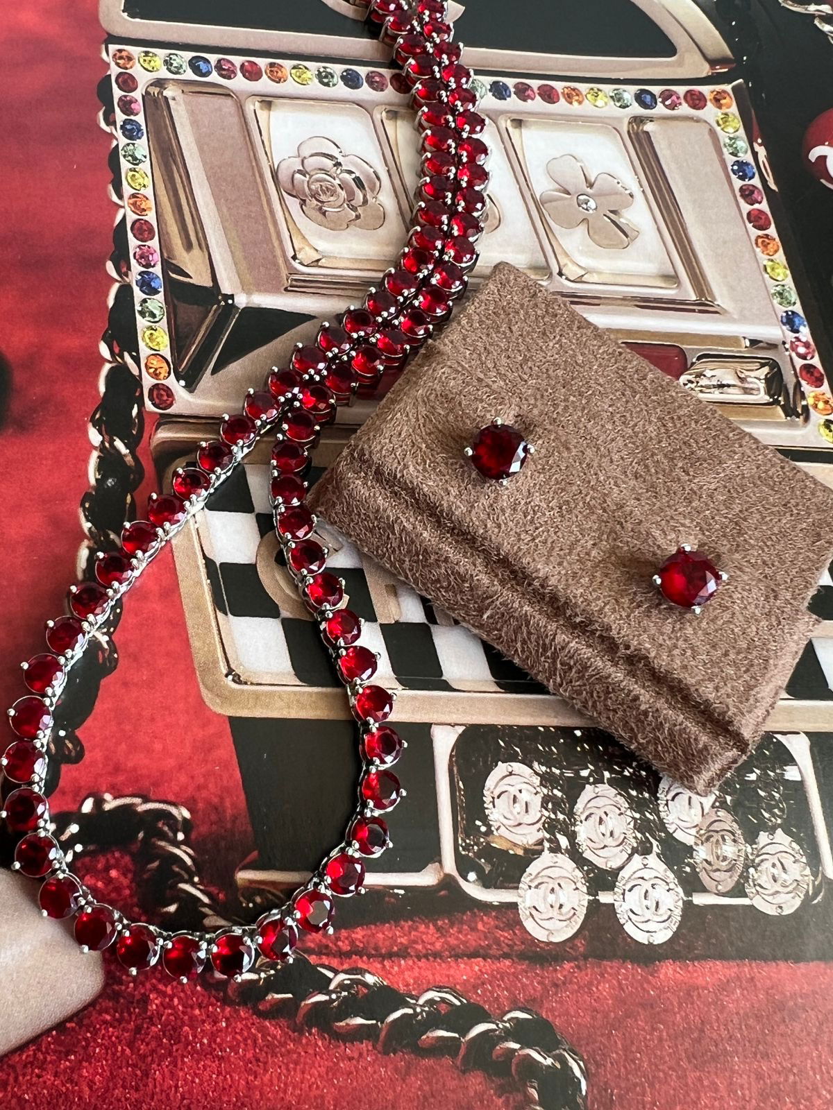 Brinco Ponto de Luz Vermelho em Banho de Ródio Branco