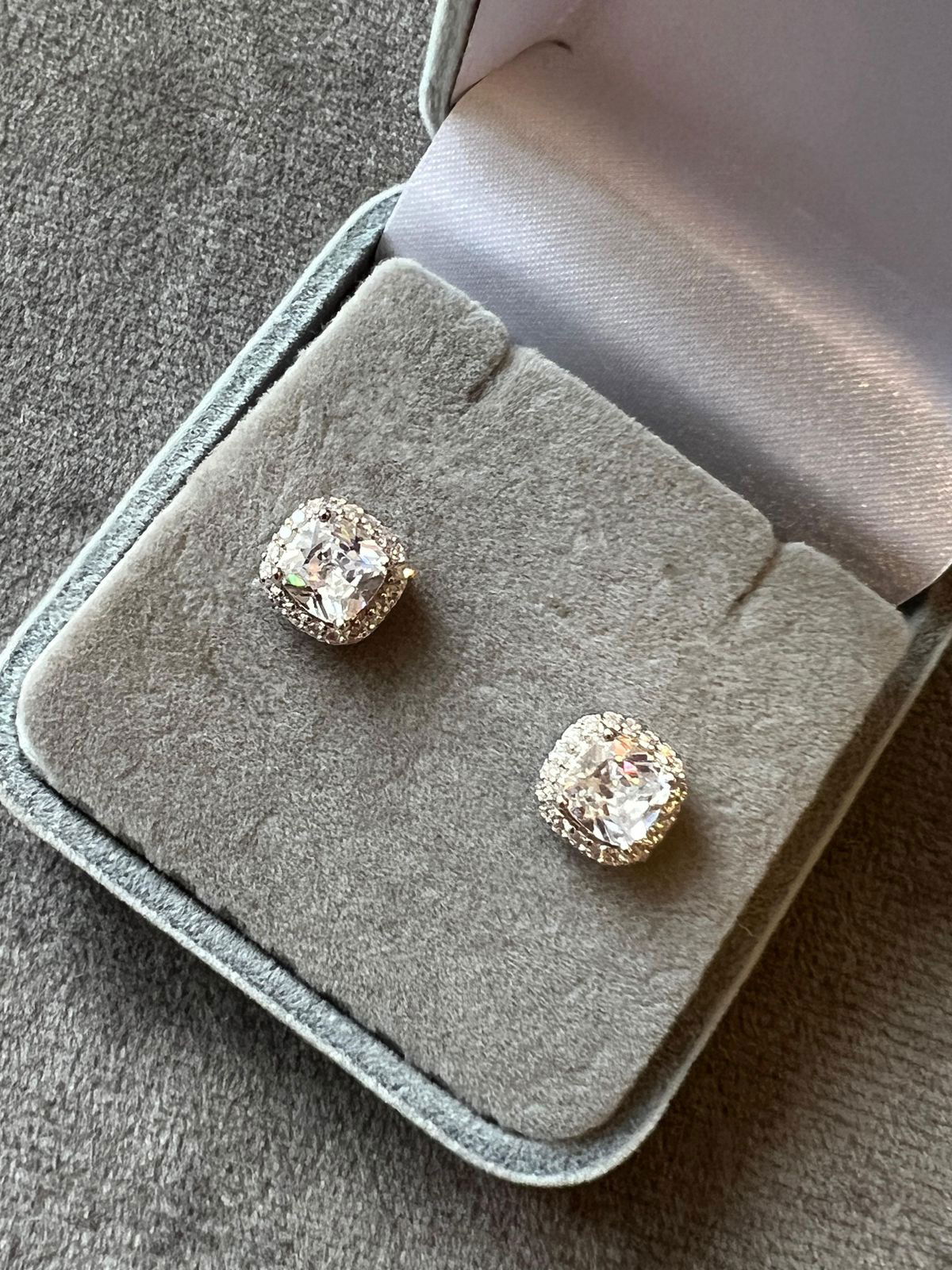 Brinco Quadradinho com Zircônia Cristal em Banho de Ródio Branco