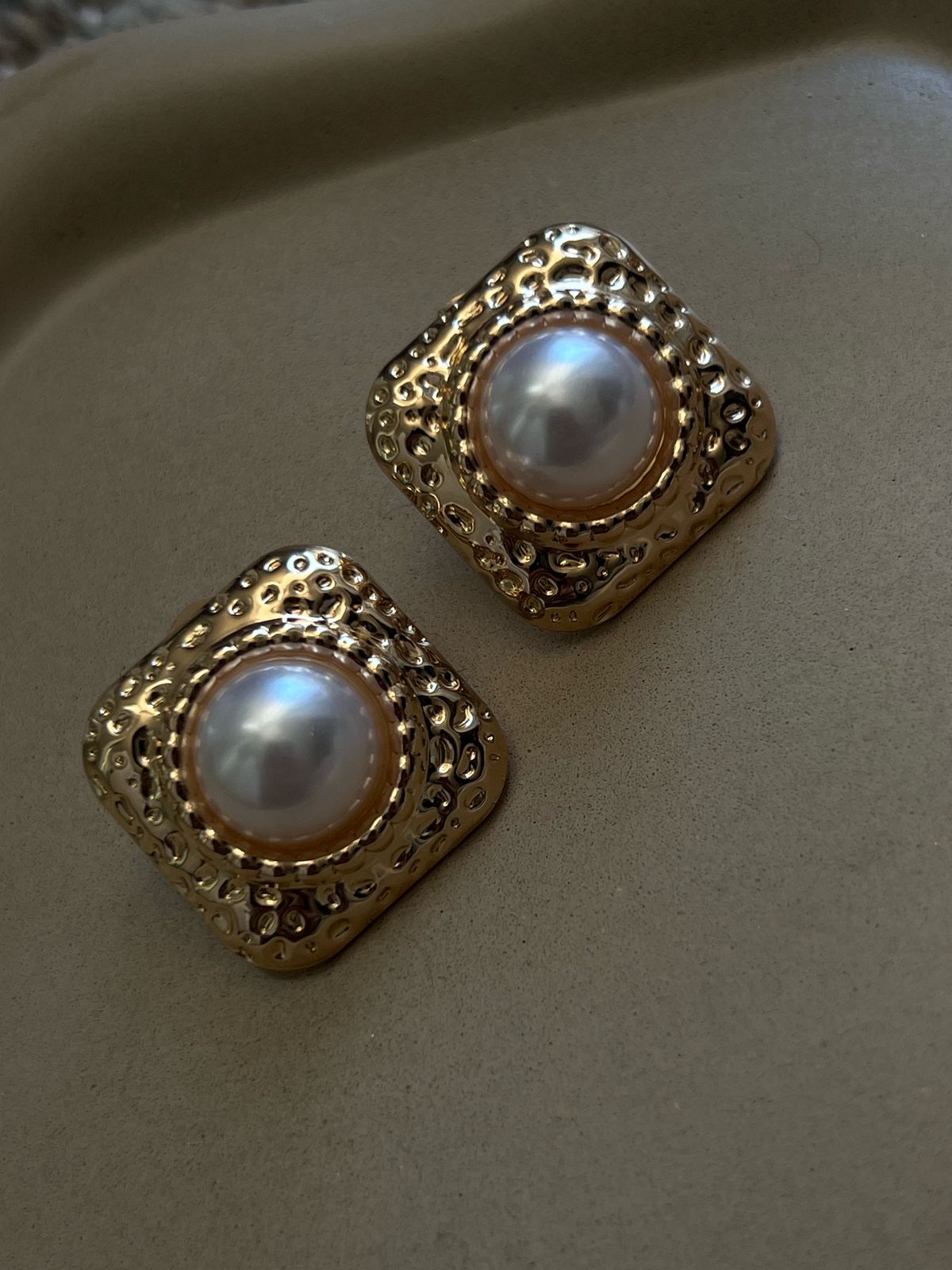 Brinco Quadrado com Pérola em Banho de Ouro