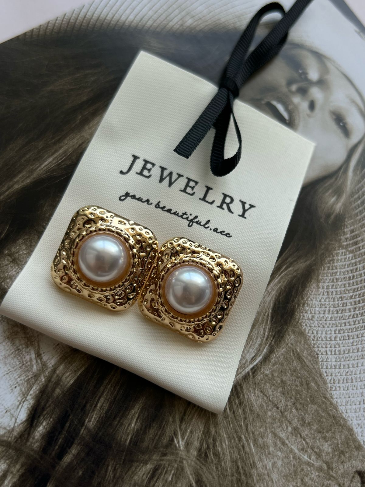 Brinco Quadrado com Pérola em Banho de Ouro