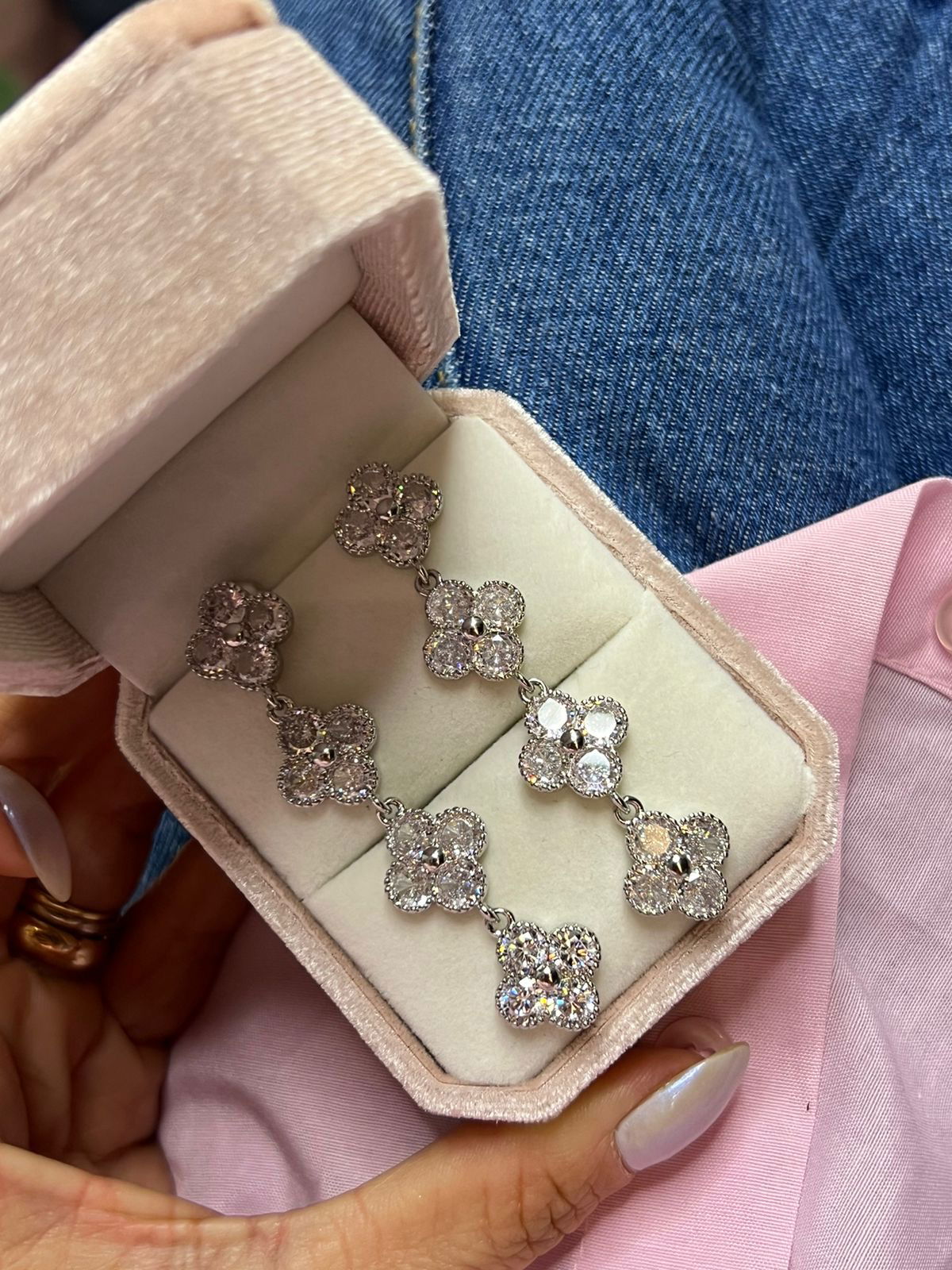 Brinco Quatro Trevo com Zircônia em Banho de Ródio Branco