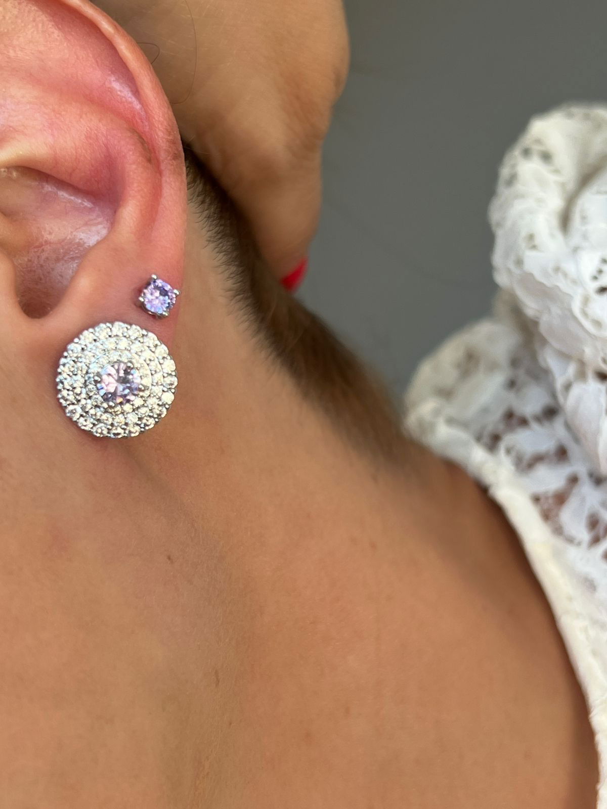 Brinco Pizza Zircônia Kunzita Lilás e Cristal em Banho de Ródio Branco