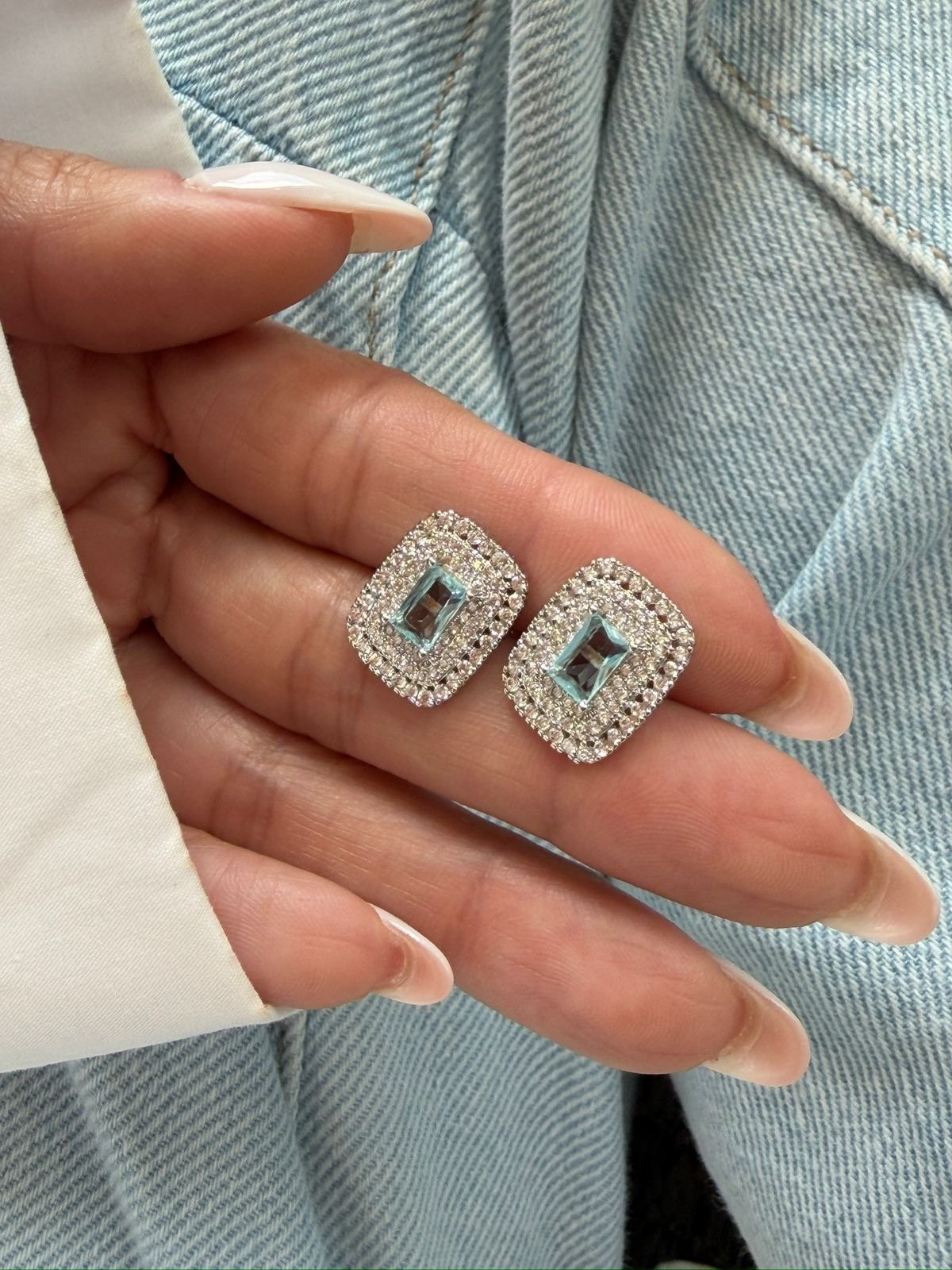 Brinco Retângulo com Zircônia Cristal e Água-marinha em Banho de Ródio Branco