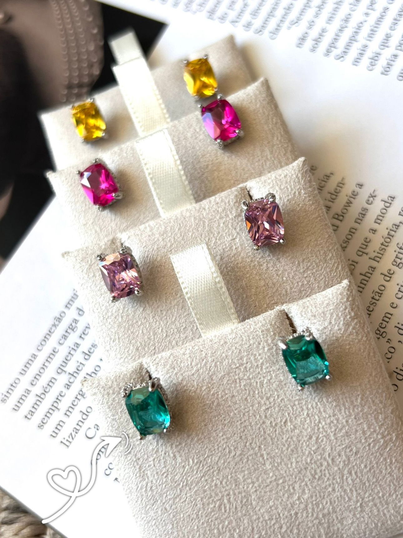 Brinco Retângulo com Zircônia na Lateral Turmalina em Banho de Ródio Branco