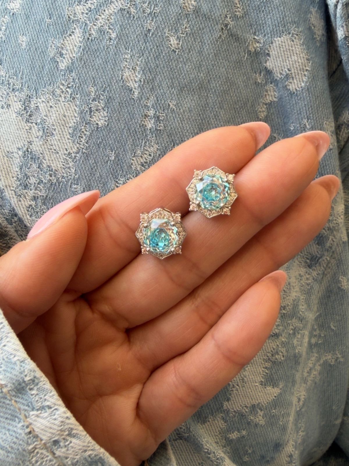Brinco “Rose Cut” Zircônia Aqua Blue em Banho de Ródio Branco