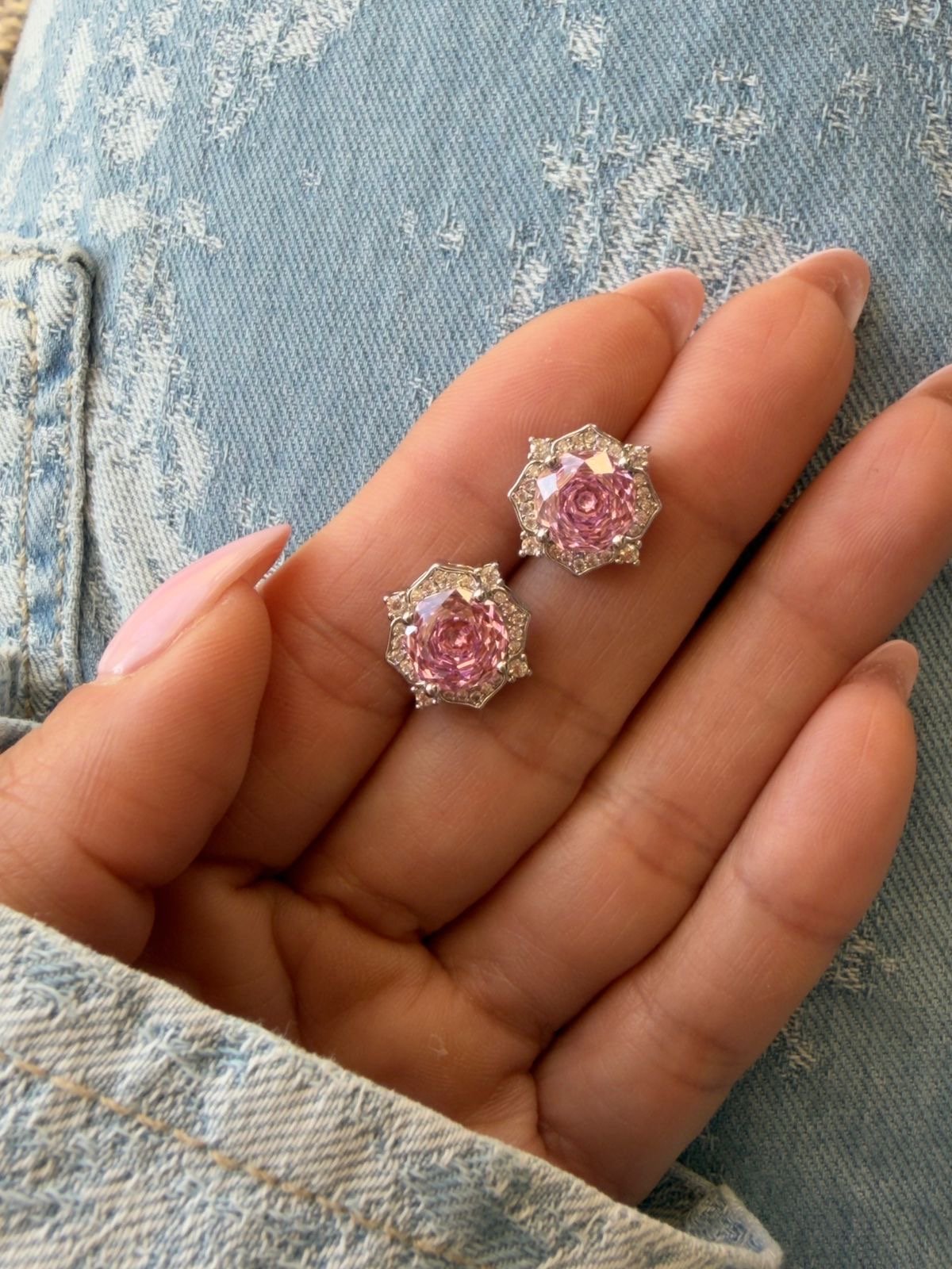 Brinco “Rose Cut” Zircônia Rosa Claro em Banho de Ródio Branco