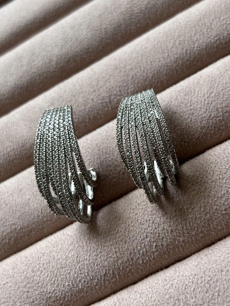 Brinco Sete Fileiras de Zircônia Cristal em Banho de Ródio Branco