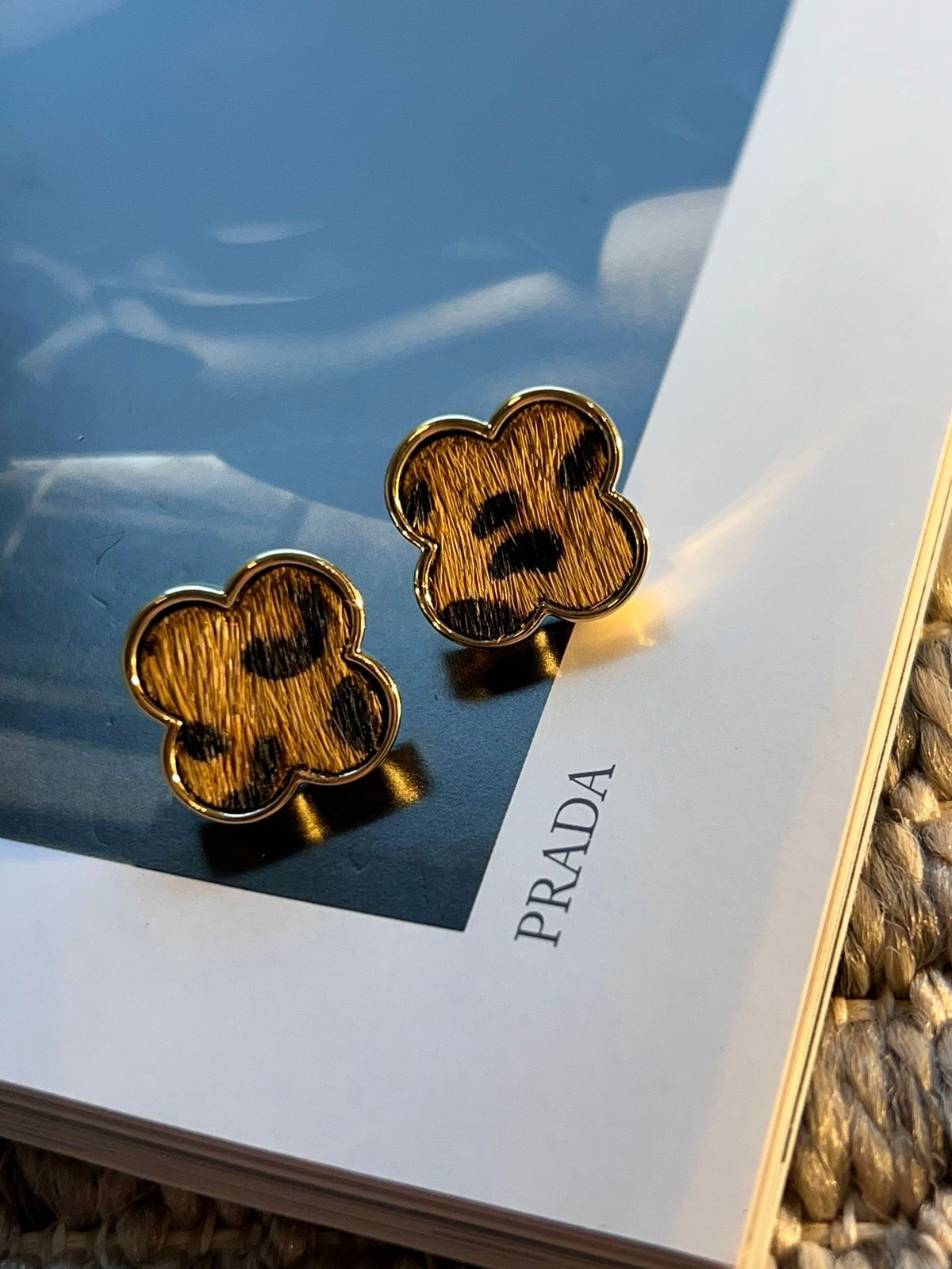 Brinco Trevo Animal Print em Banho de Ouro