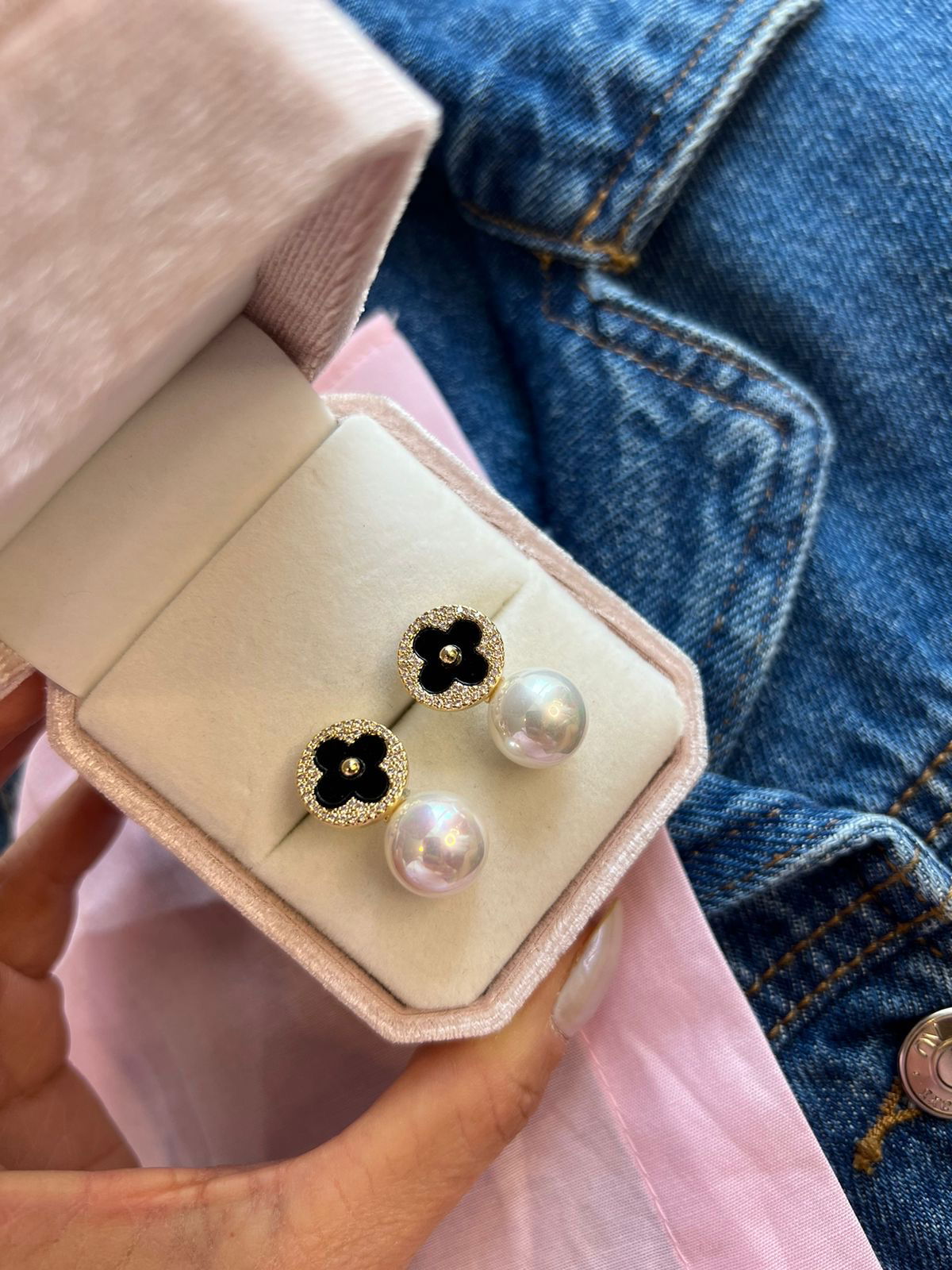 Brinco Trevo Black com Pérola em Banho de Ouro