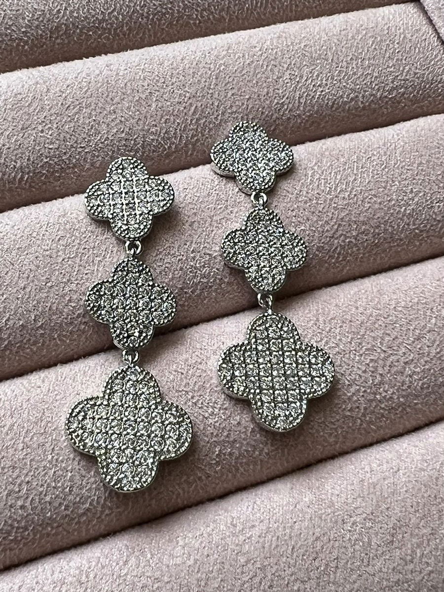 Brinco Trevo com Zircônia Cristal em Banho de Ródio Branco