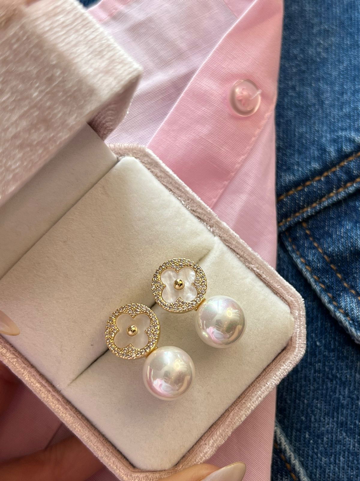 Brinco Trevo Madrepérola com Pérola em Banho de Ouro