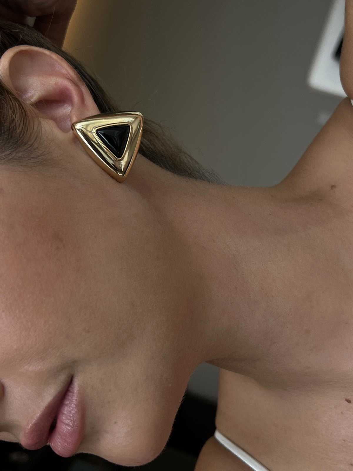 Brinco Botão Triângulo Black em Banho de Ouro