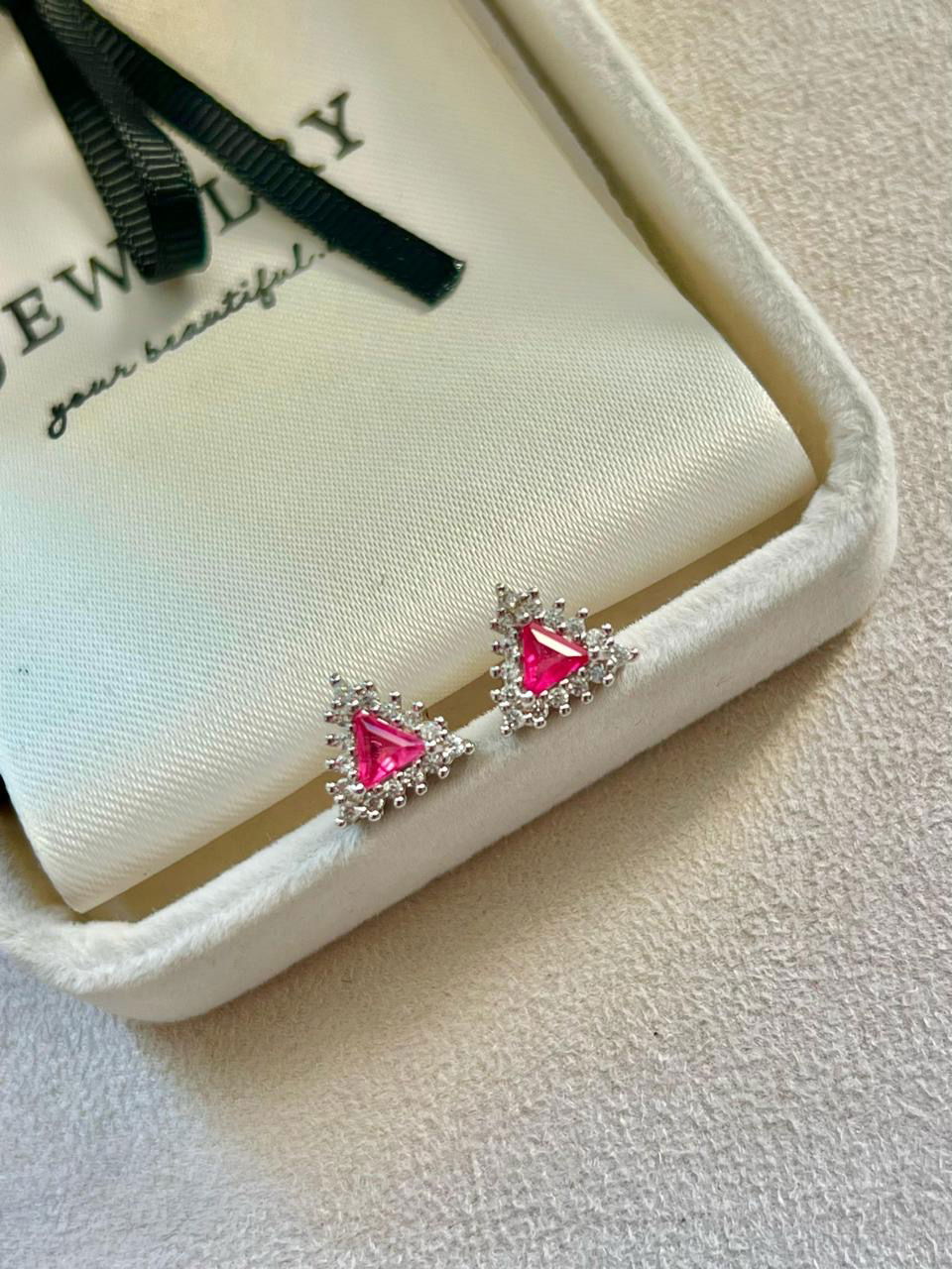 Brinco Triângulo com Zircônia Fusion Turmalina Pink e Cristal em Banho de Ródio Branco