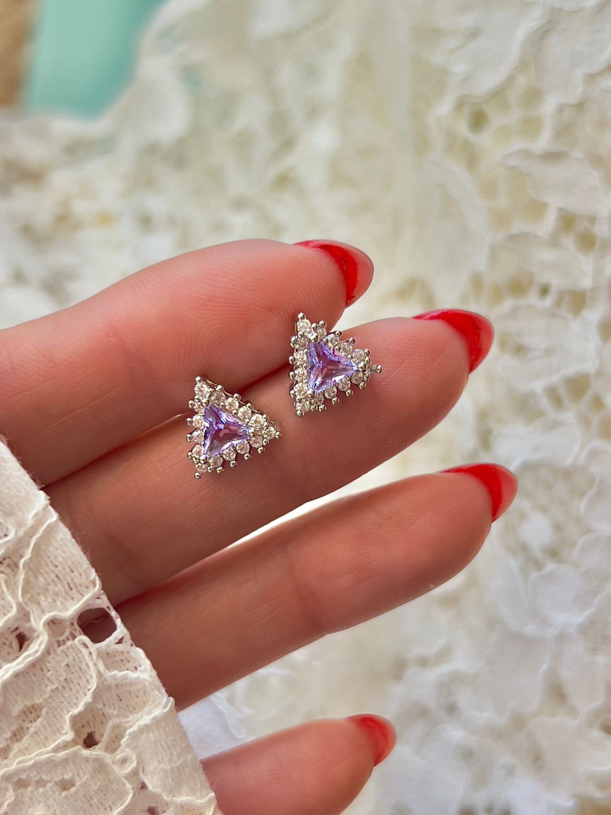 Brinco Triângulo Zircônia Kunzita Lilás e Cristal em Banho de Ródio Branco