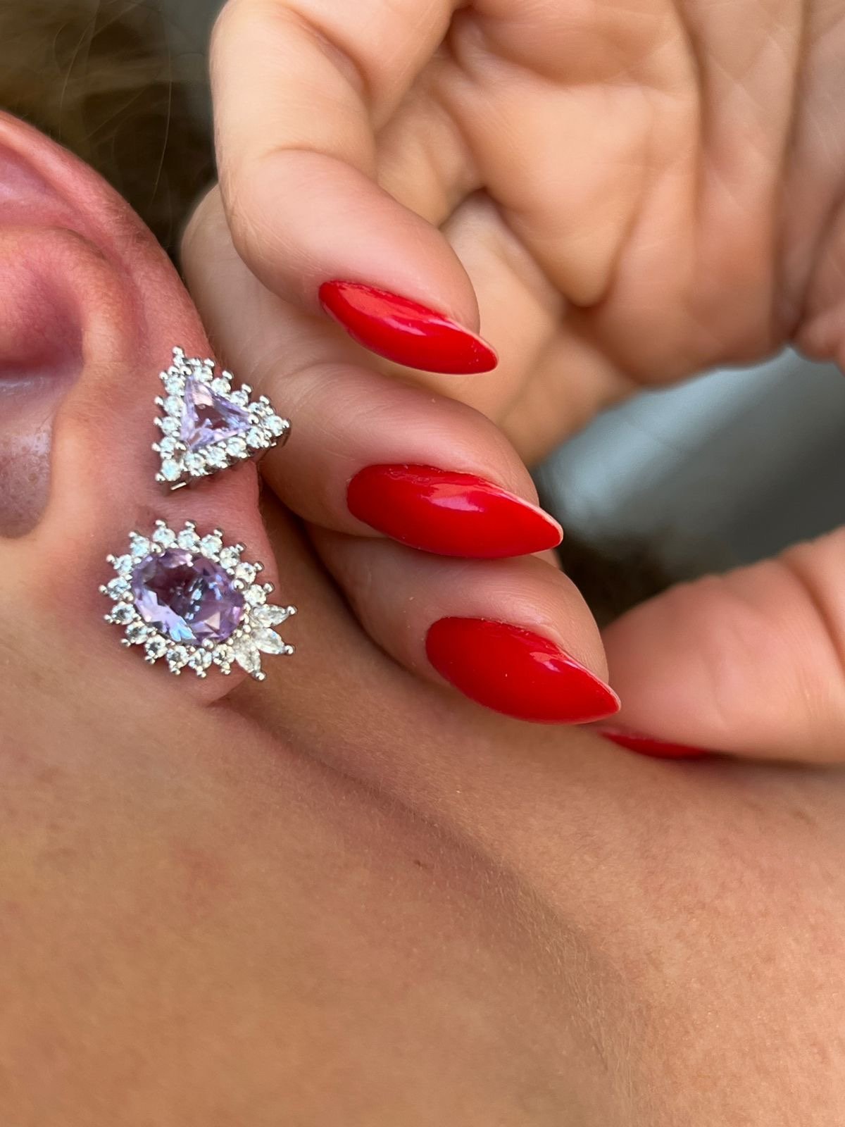 Brinco Triângulo Zircônia Kunzita Lilás e Cristal em Banho de Ródio Branco