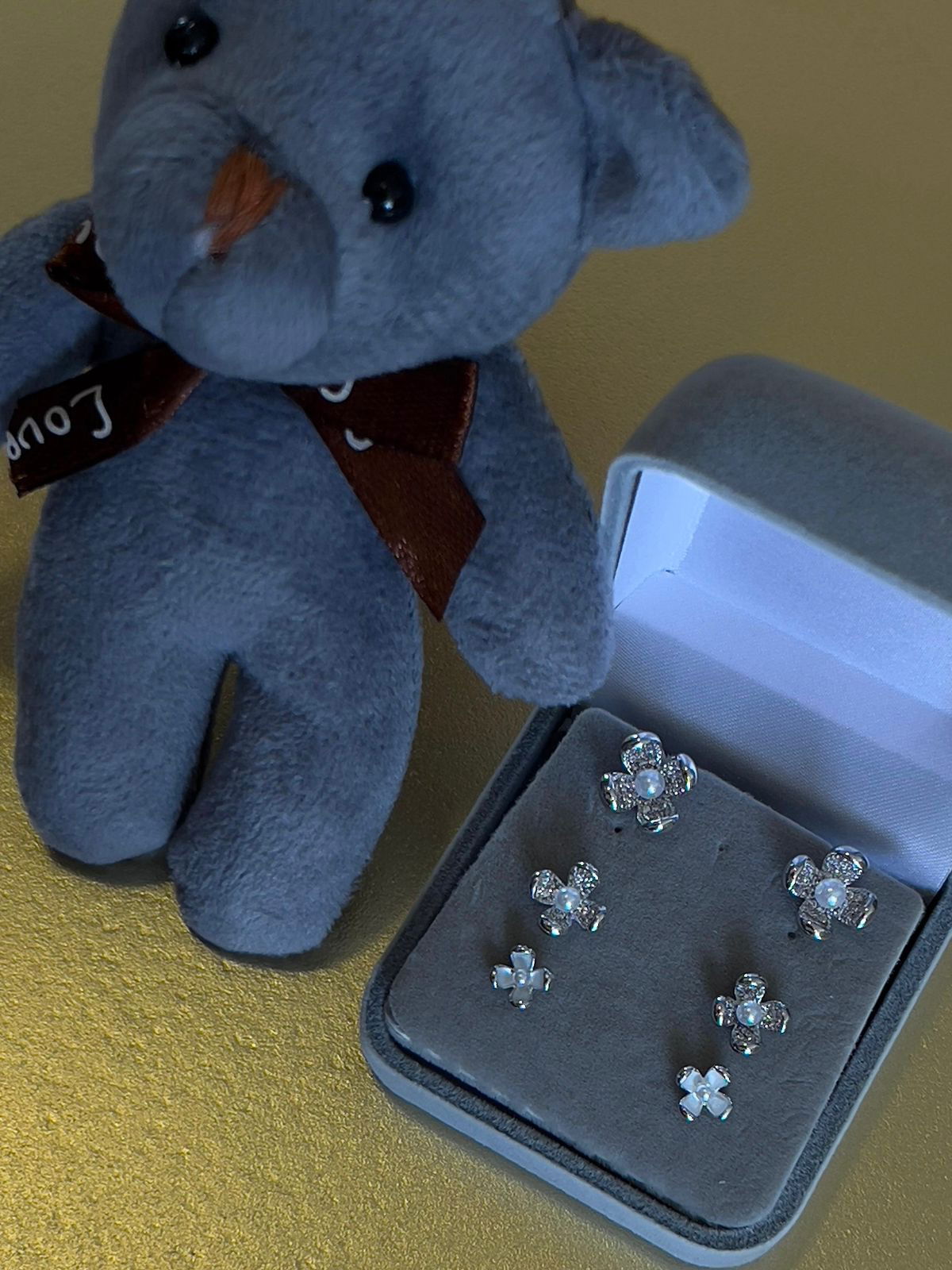 Brinco Trio de Flor com Pérola em Banho de Ródio Branco