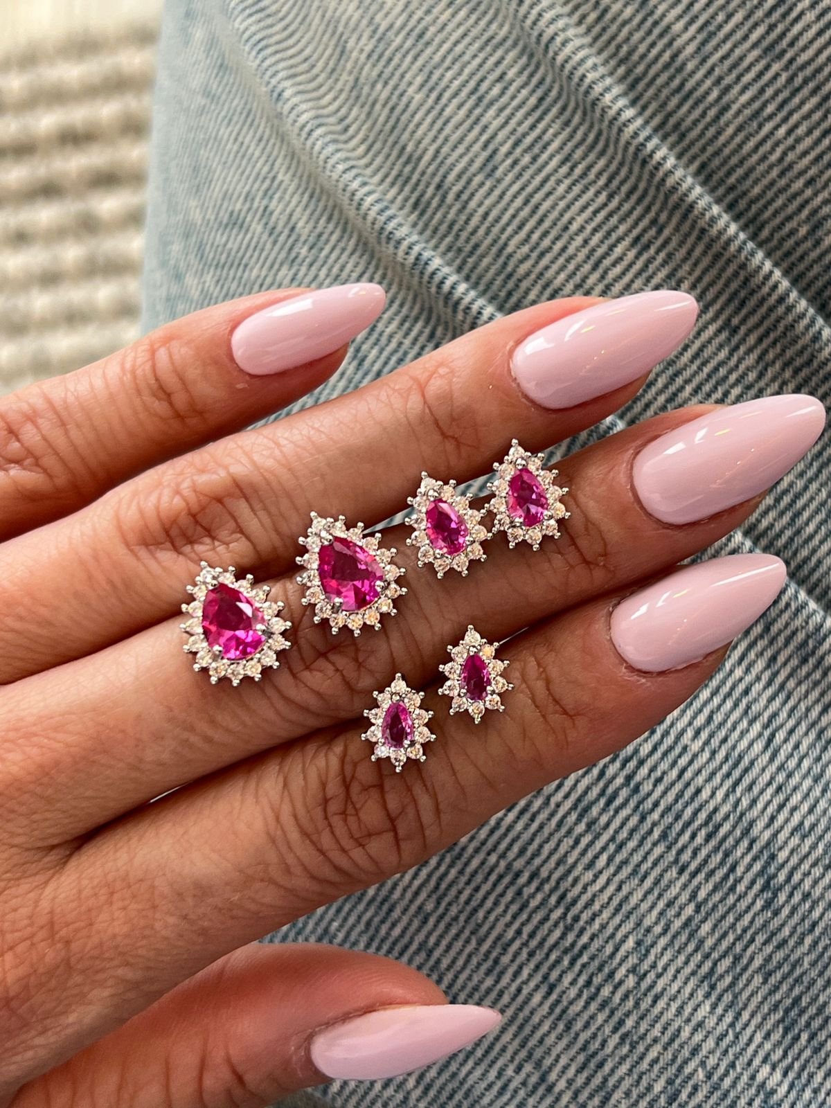 Brinco Trio de Gotas com Zircônia Cristal e Pink em Banho de Ródio Branco